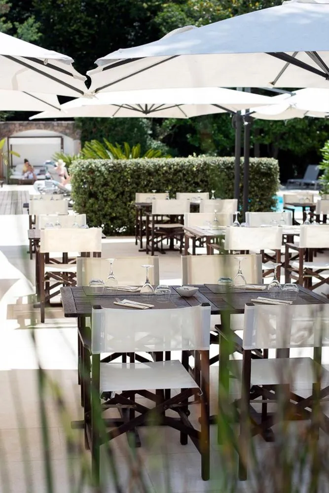 Restaurant/places to eat in Hôtel Château de la Tour Cannes