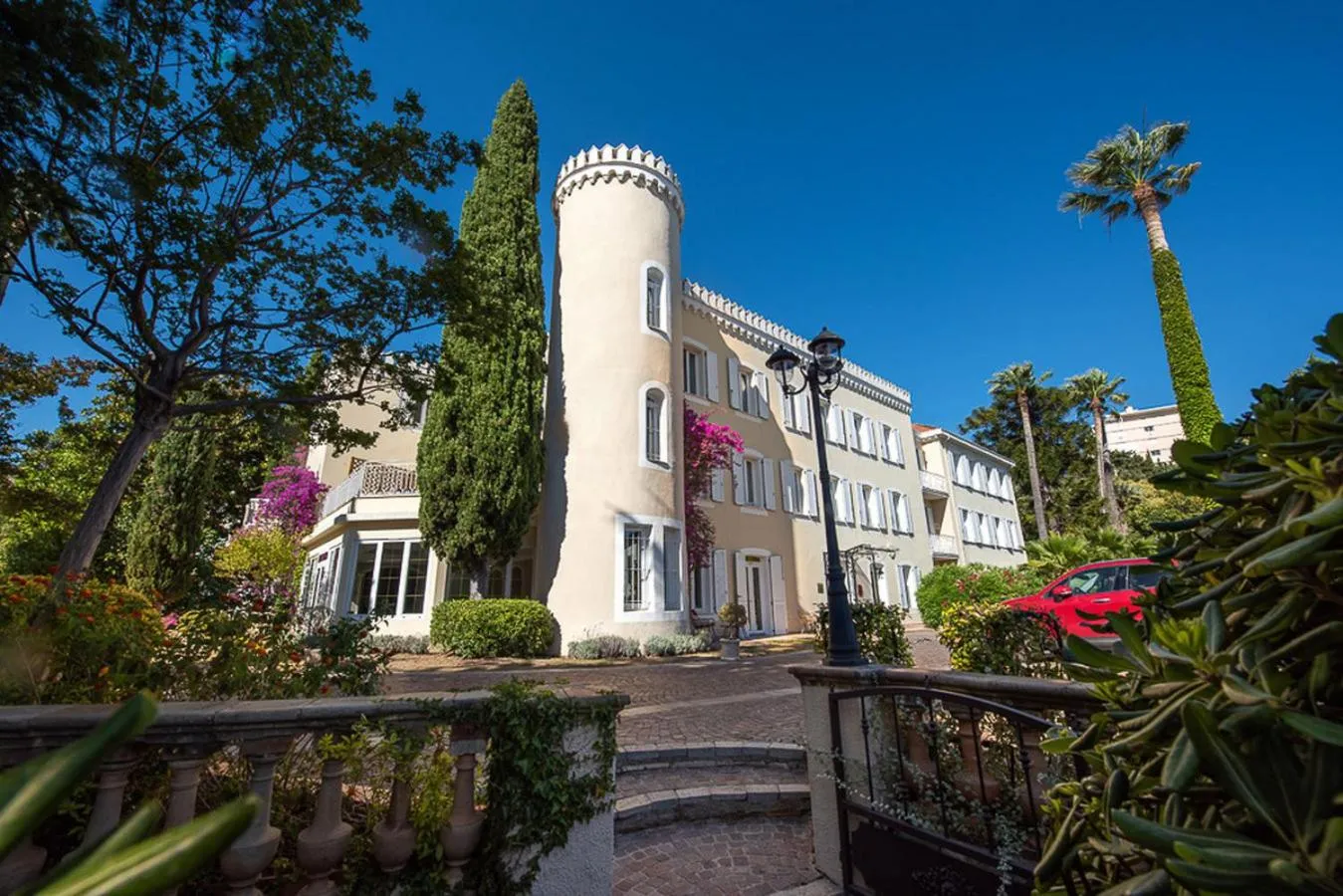 Property building in Hôtel Château de la Tour Cannes