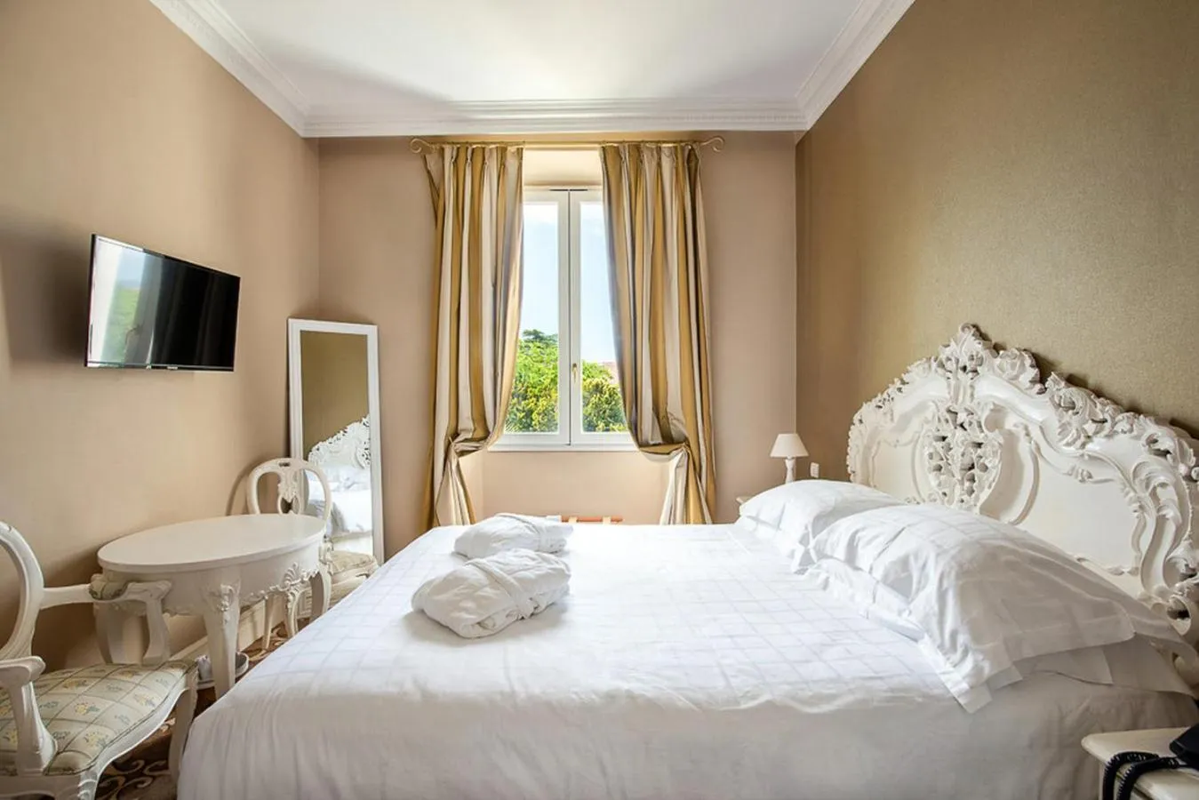 Bed in Hôtel Château de la Tour Cannes