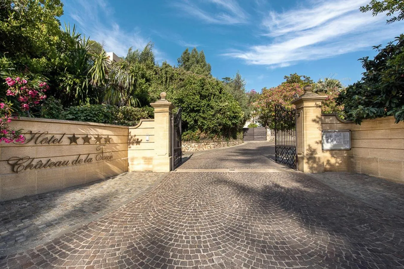 Property building in Hôtel Château de la Tour Cannes