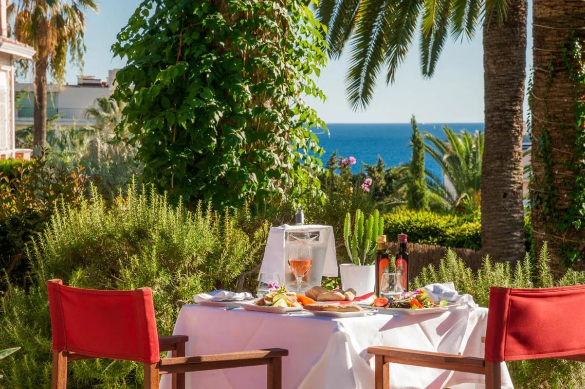 Restaurant/places to eat in Hôtel Château de la Tour