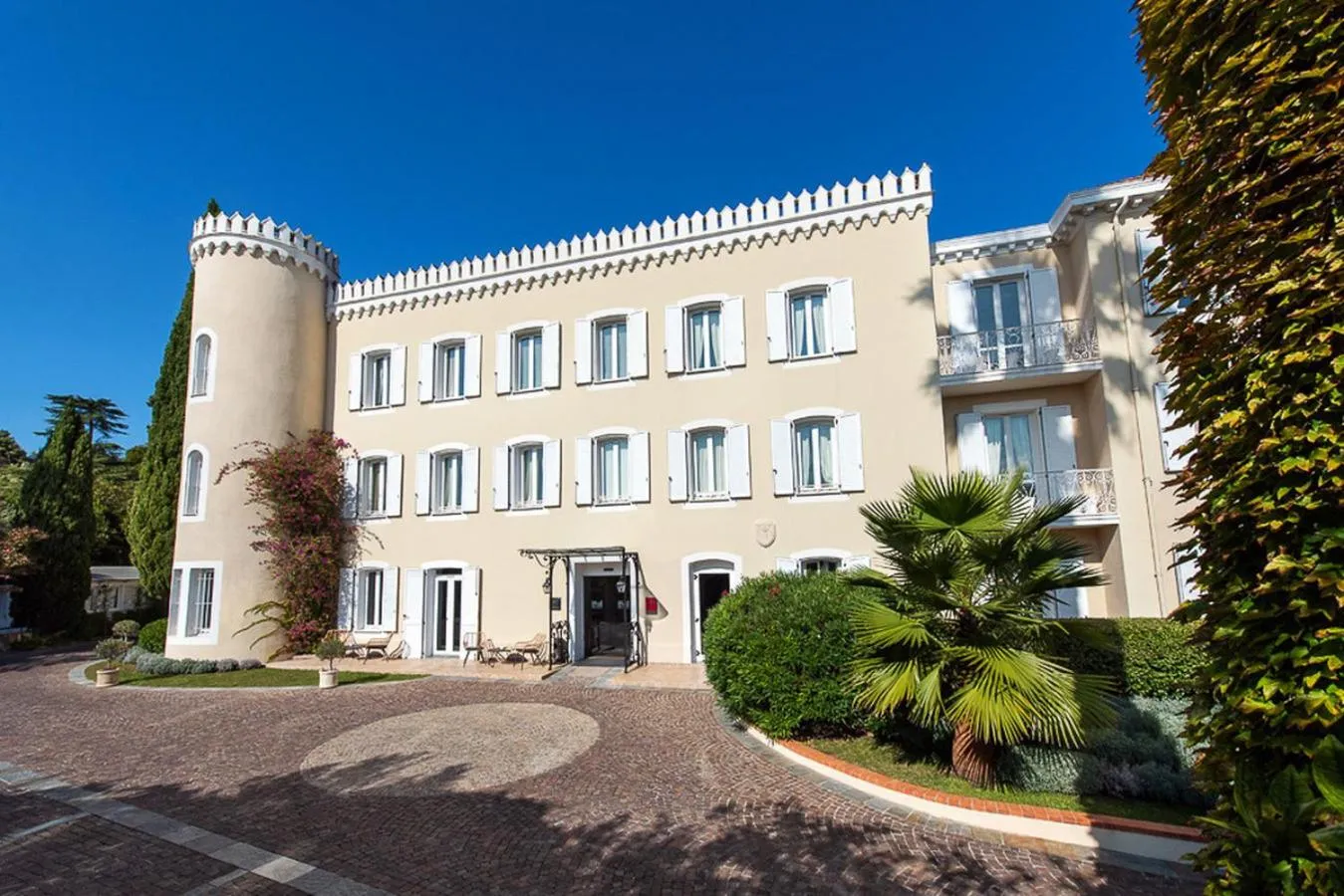 Property building in Hôtel Château de la Tour Cannes