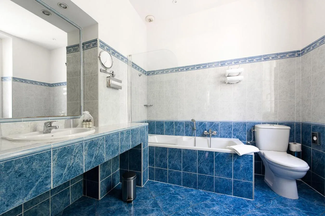 Toilet in Hôtel Château de la Tour Cannes