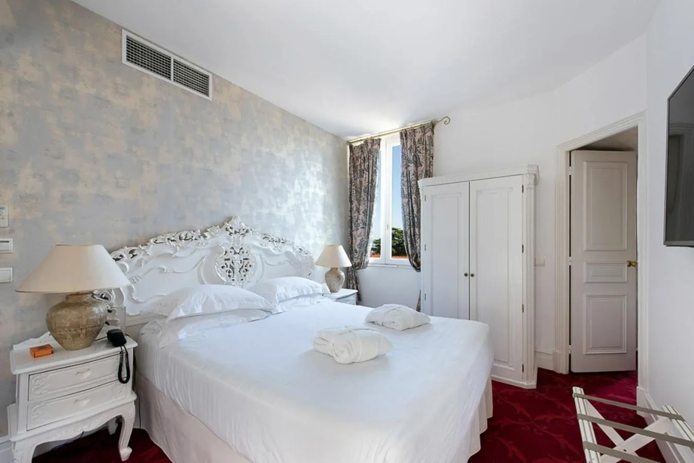 Bed in Hôtel Château de la Tour Cannes