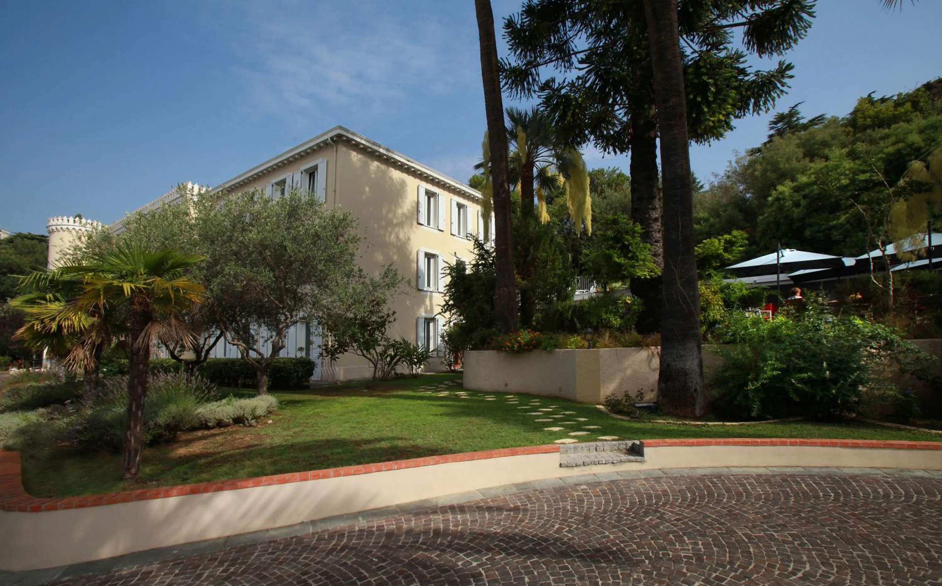 Facade/entrance in Hôtel Château de la Tour