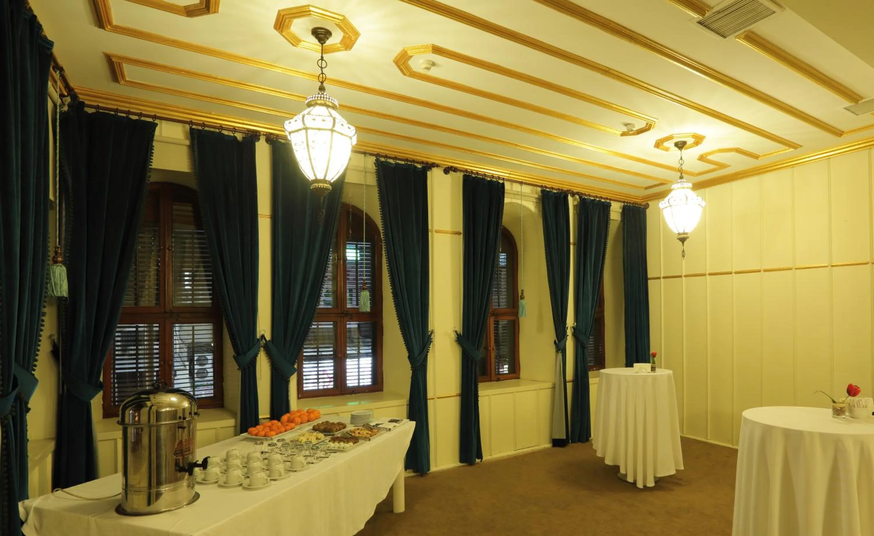 Coffee/tea facilities in Sirehan Hotel