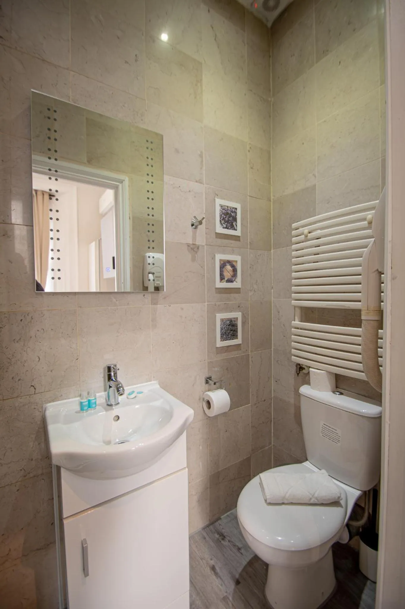 Toilet in New Kent Apartments