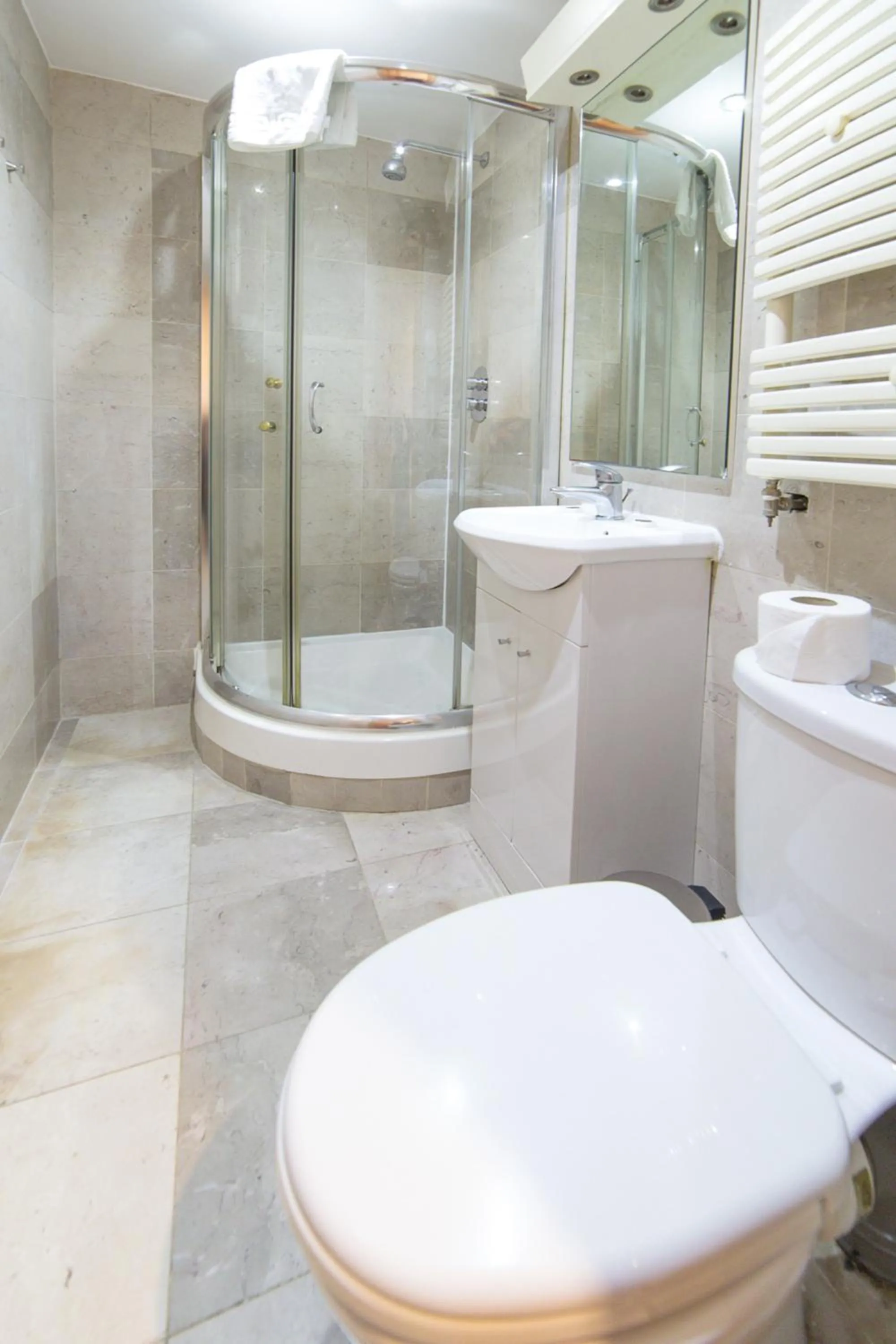 Shower in New Kent Apartments