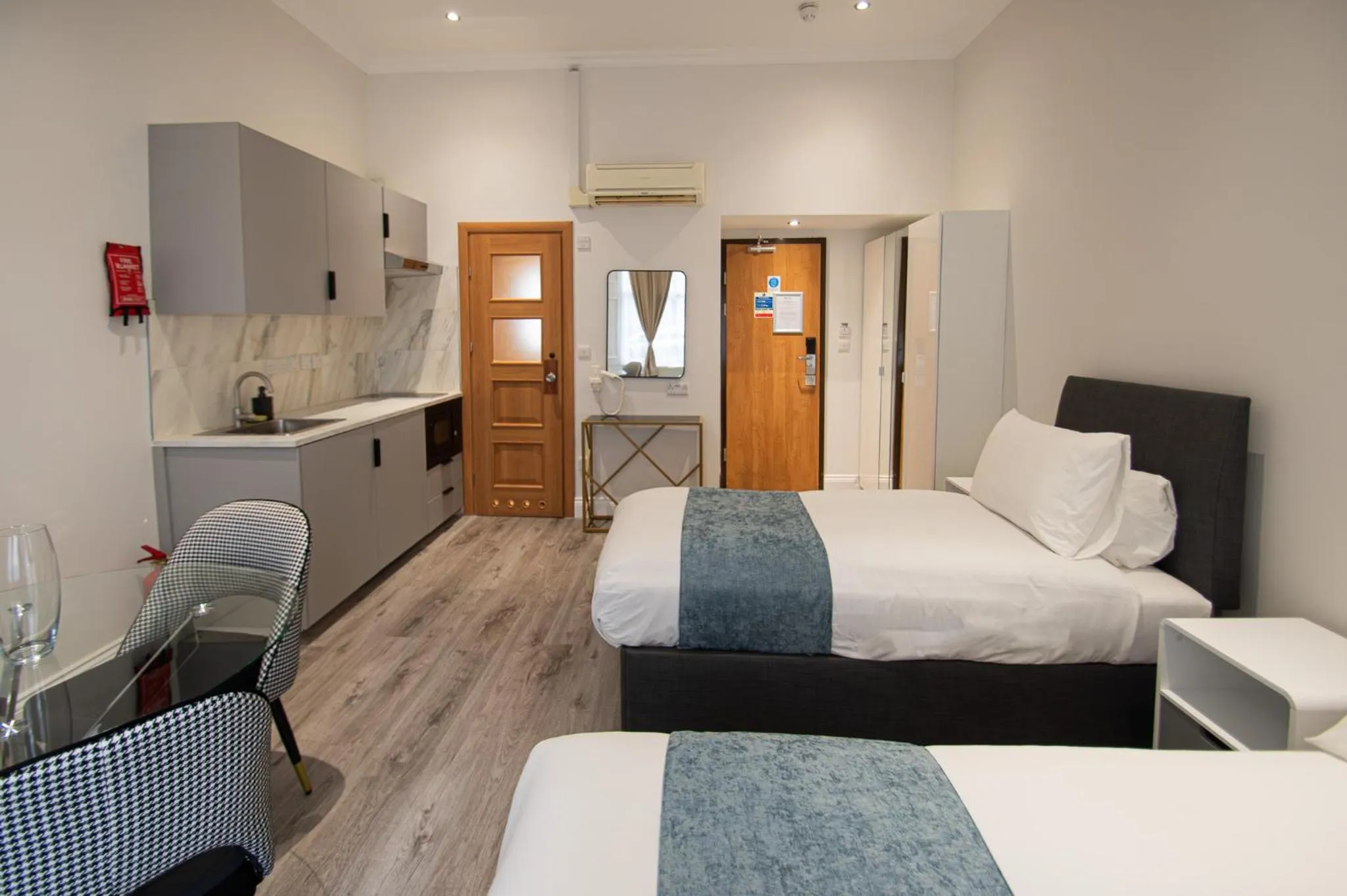 Photo of the whole room, Bed in New Kent Apartments