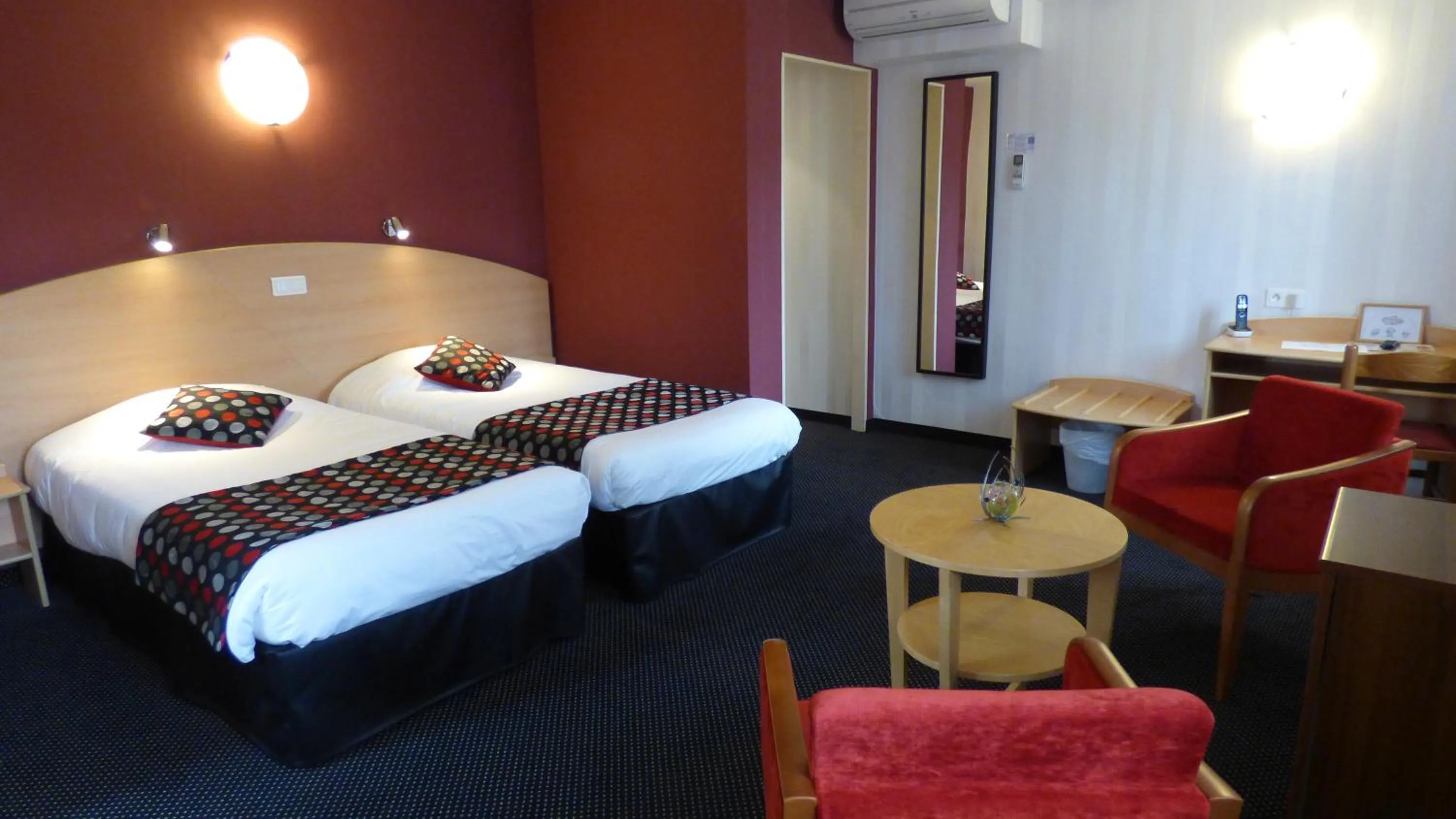 Bed in Cit'Hotel de La Vallée