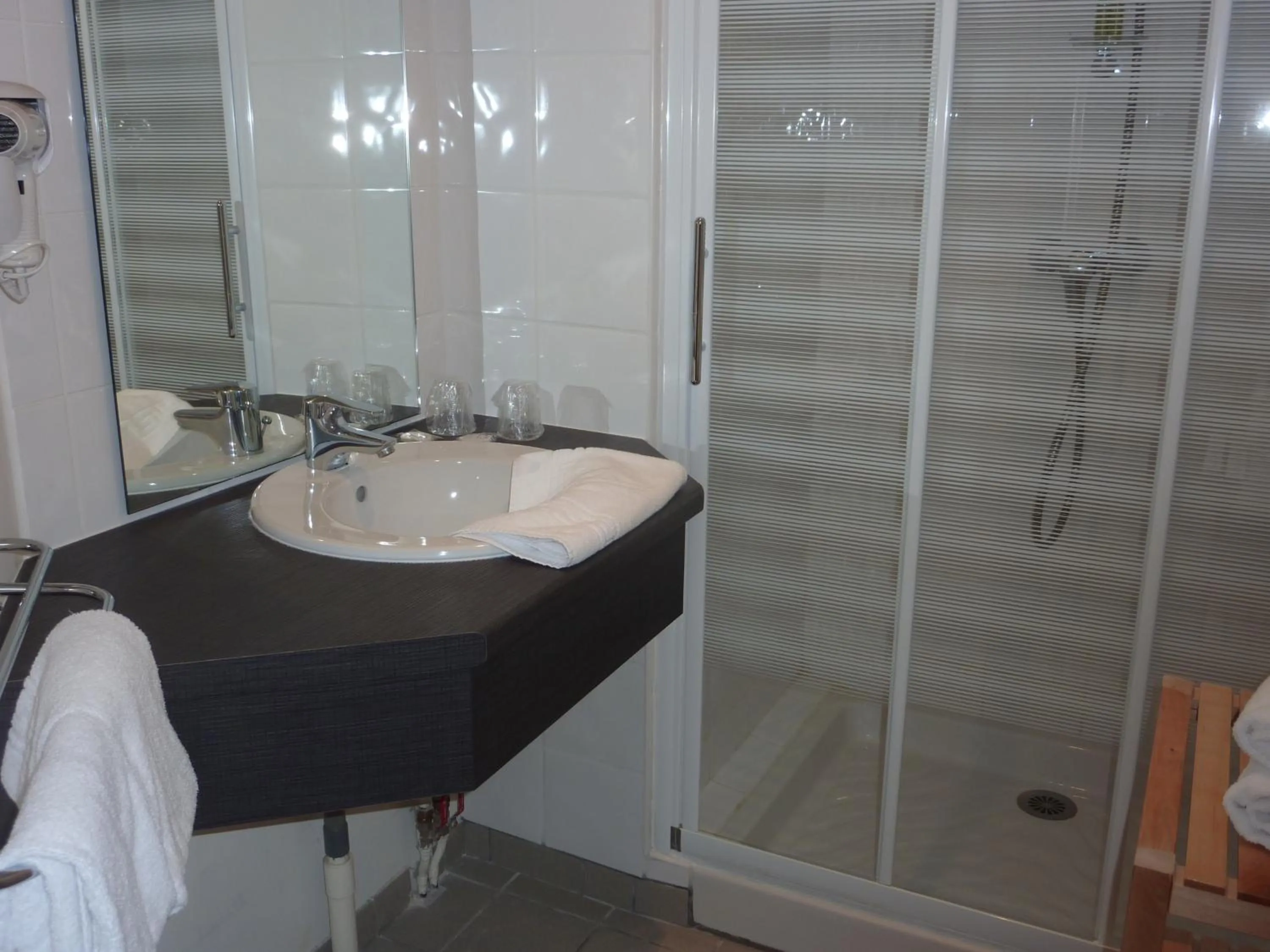 Bathroom in Cit'Hotel de La Vallée