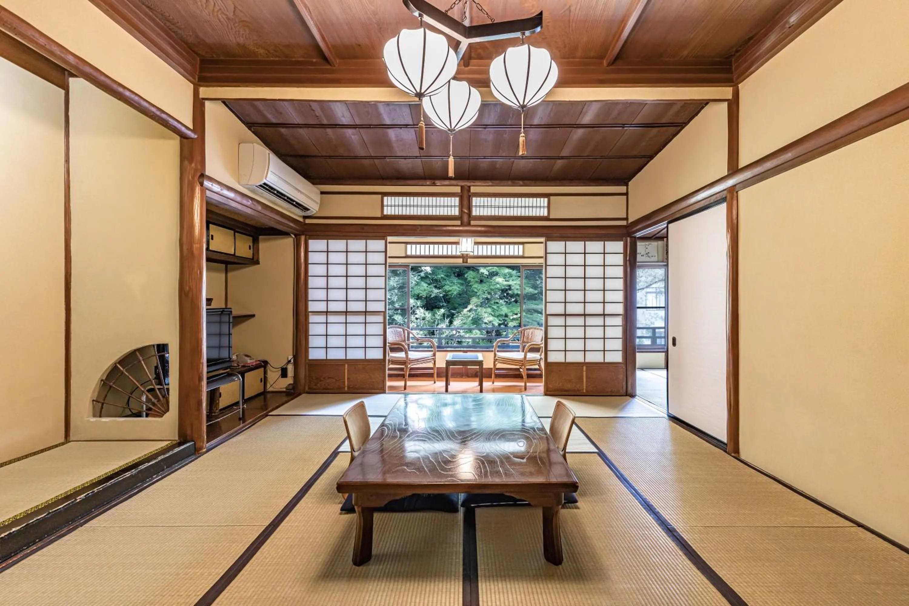 Living room in Ichinoyu Honkan