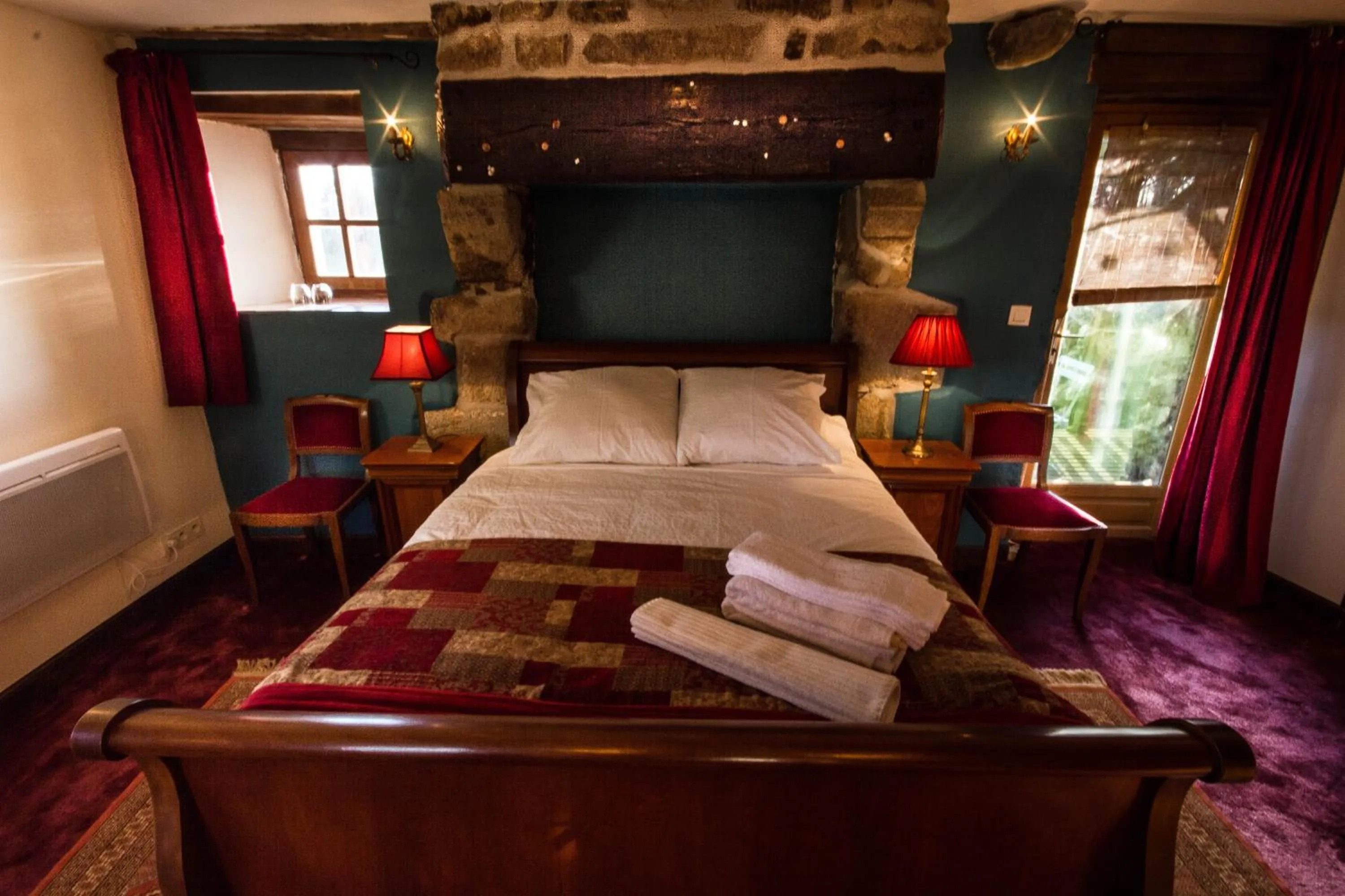 Photo of the whole room, Bed in Les Quatre Siècles