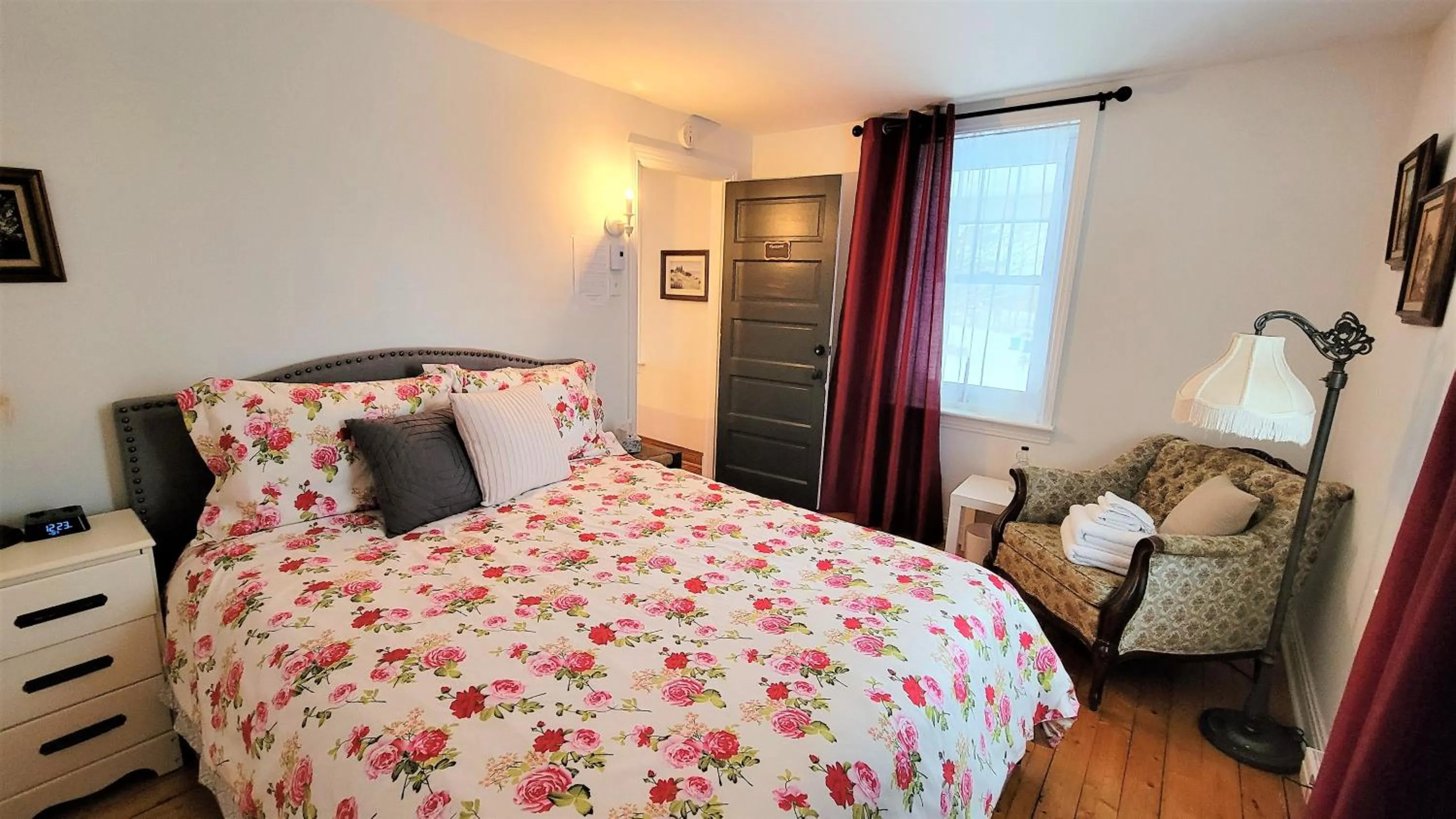 Photo of the whole room, Bed in Auberge du Vignoble Bromont