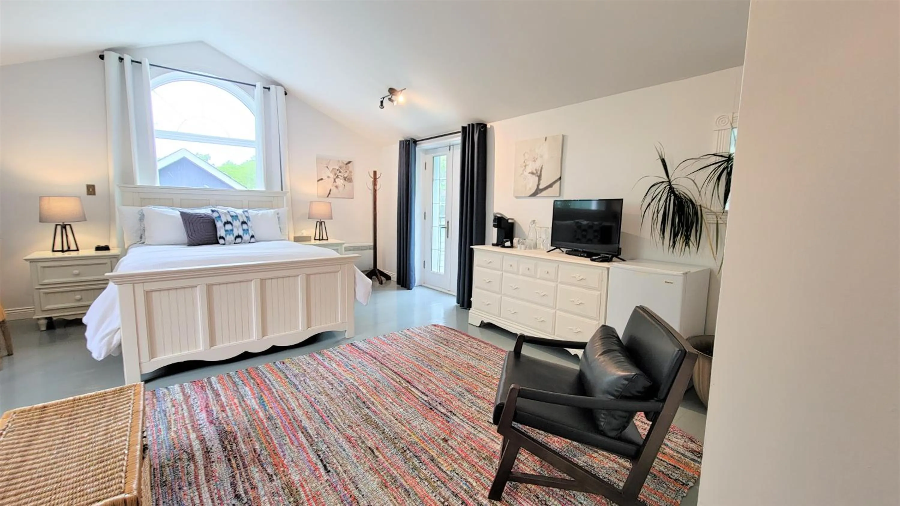 Photo of the whole room, Bed in Auberge du Vignoble Bromont