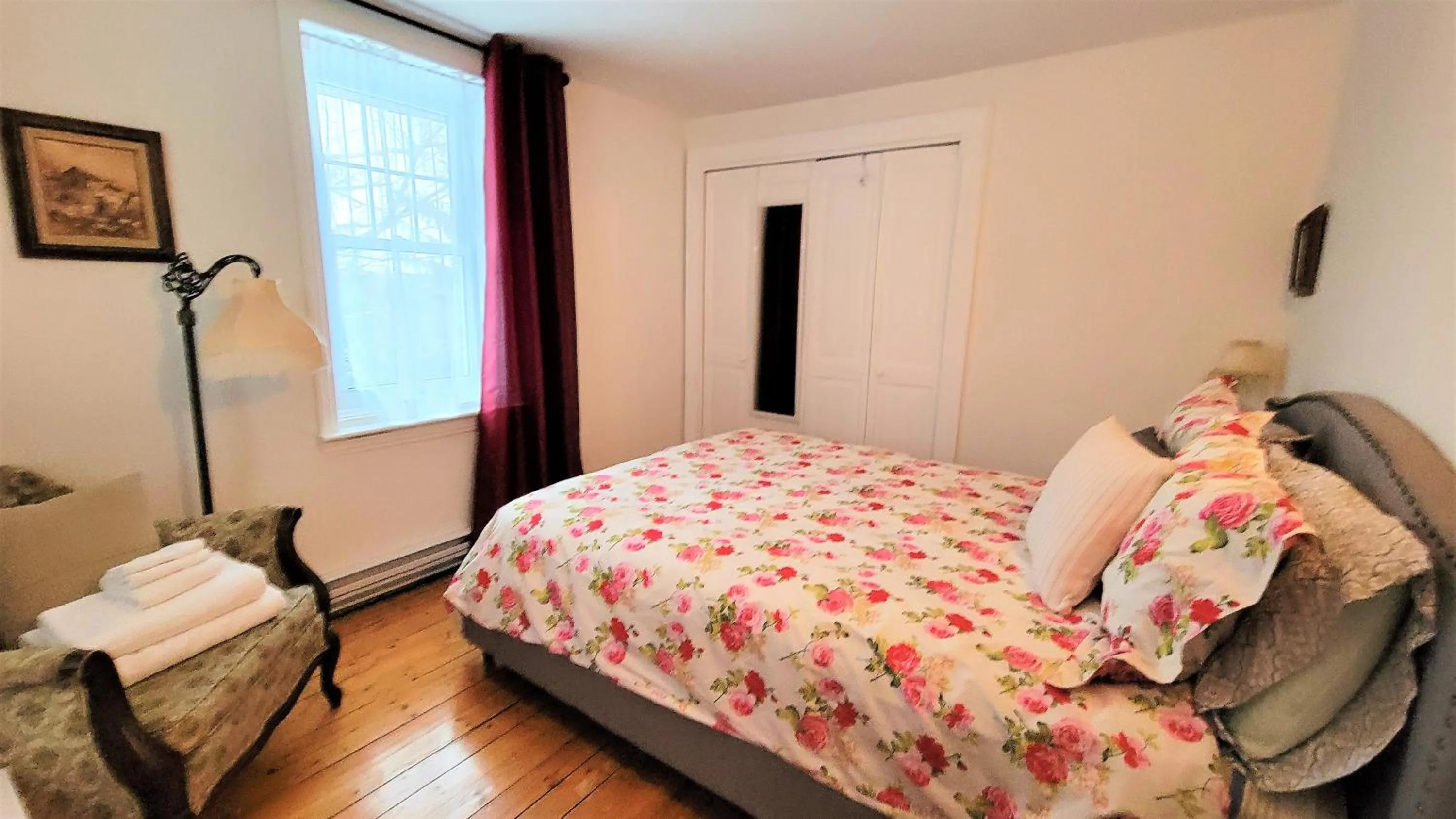 Photo of the whole room, Bed in Auberge du Vignoble Bromont