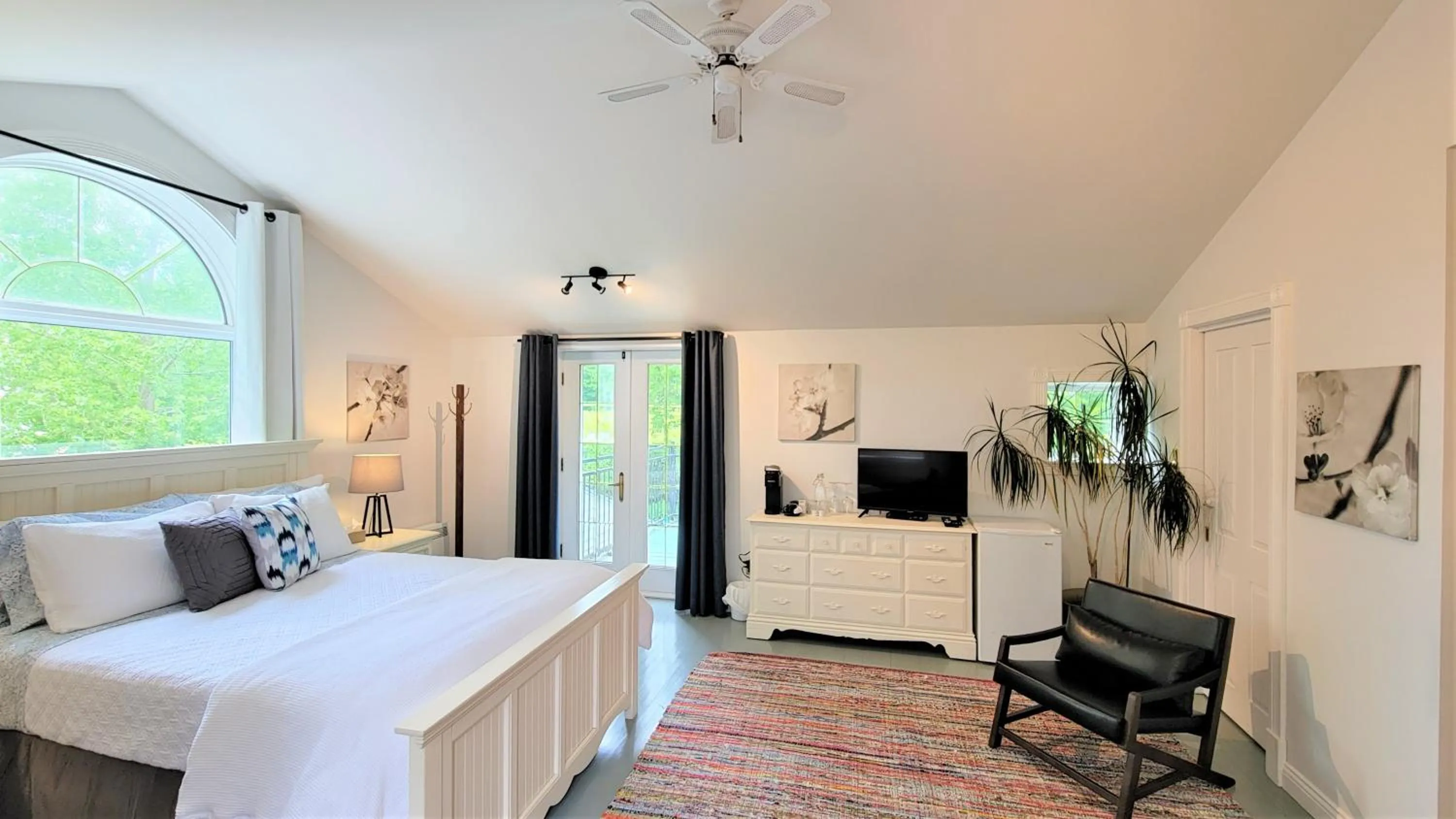 Bedroom, Bed in Auberge du Vignoble Bromont