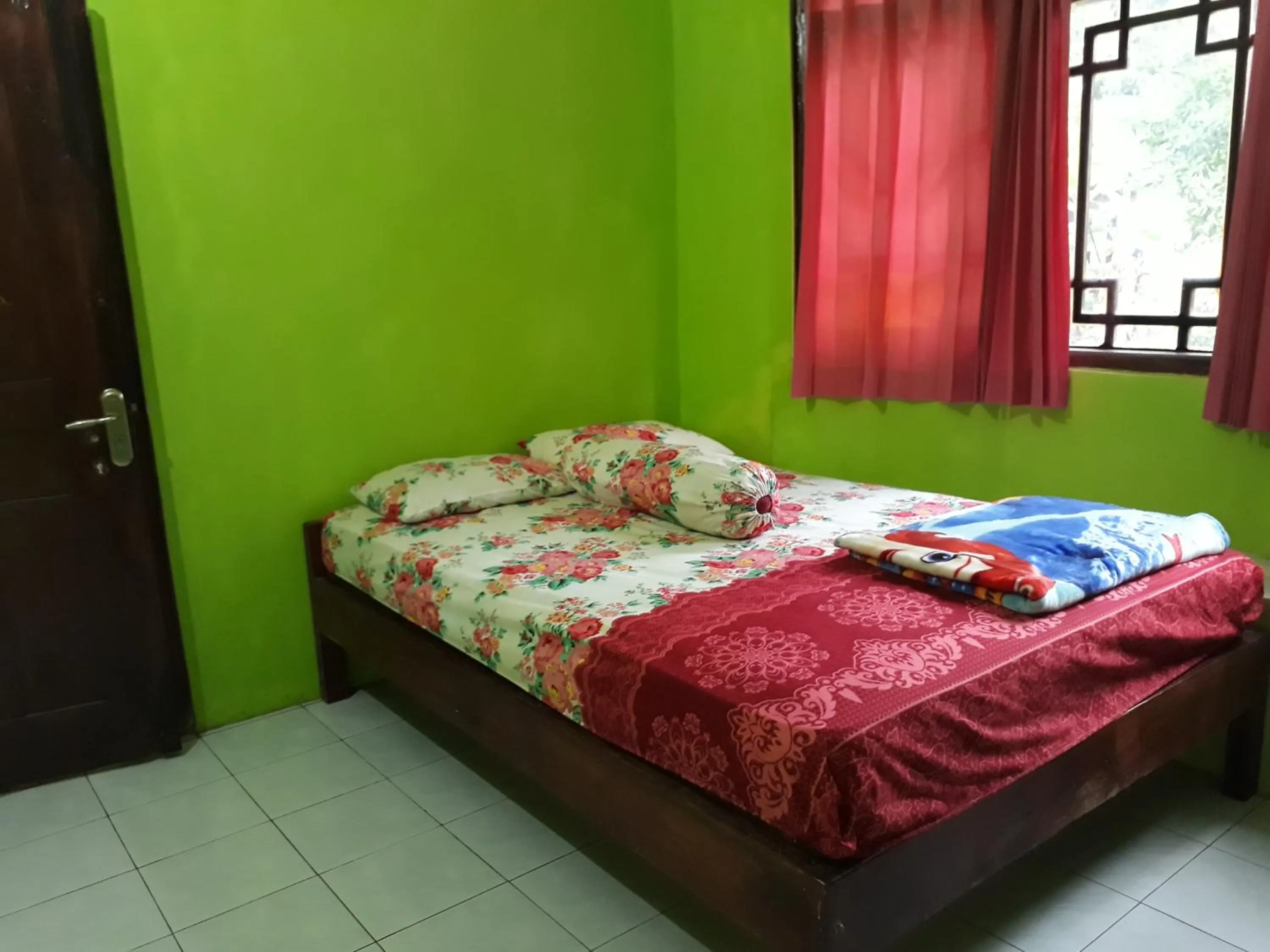 Photo of the whole room, Bed in Willy Homestay Borobudur