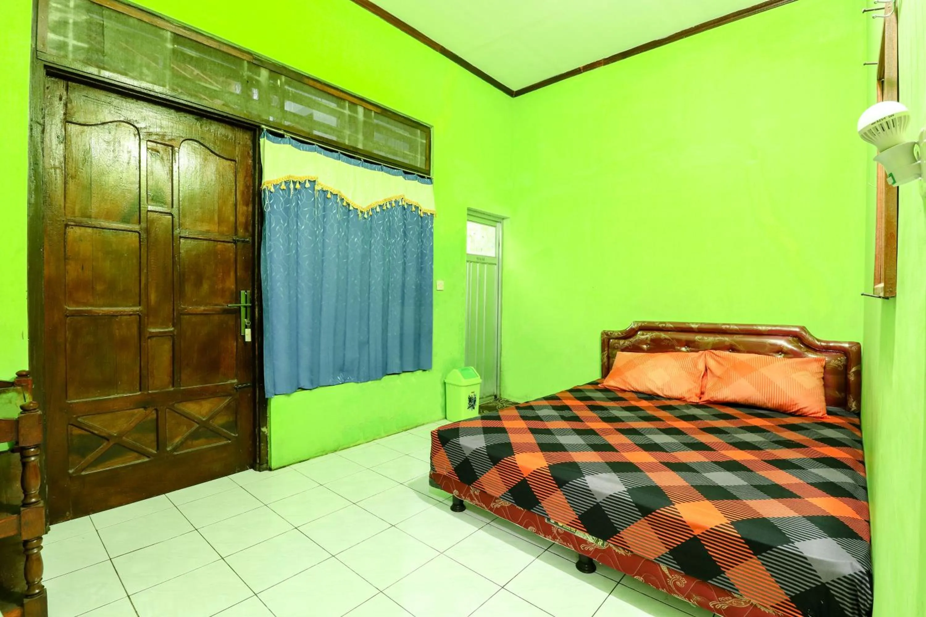 Photo of the whole room, Bed in Willy Homestay Borobudur