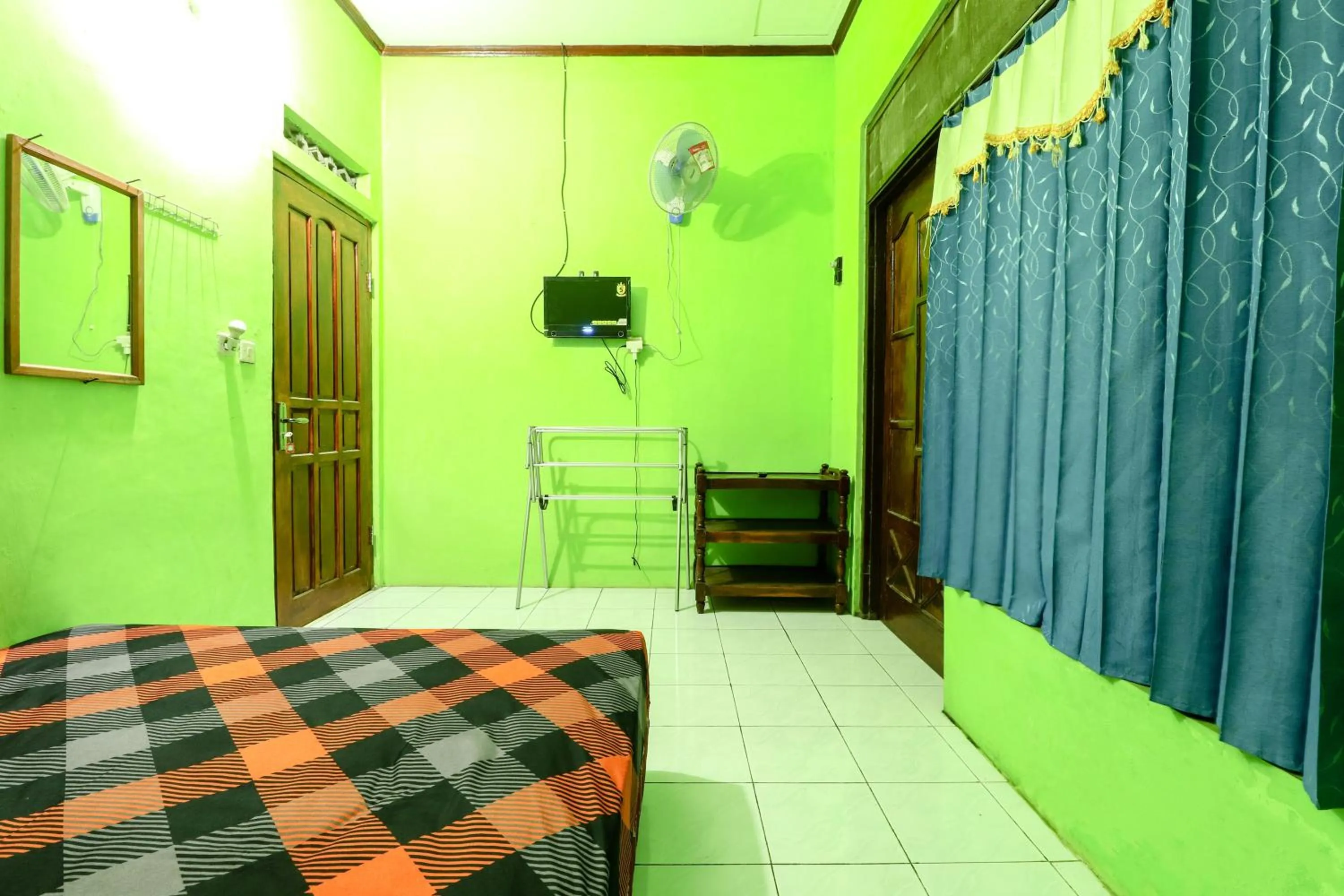 Photo of the whole room, Bed in Willy Homestay Borobudur