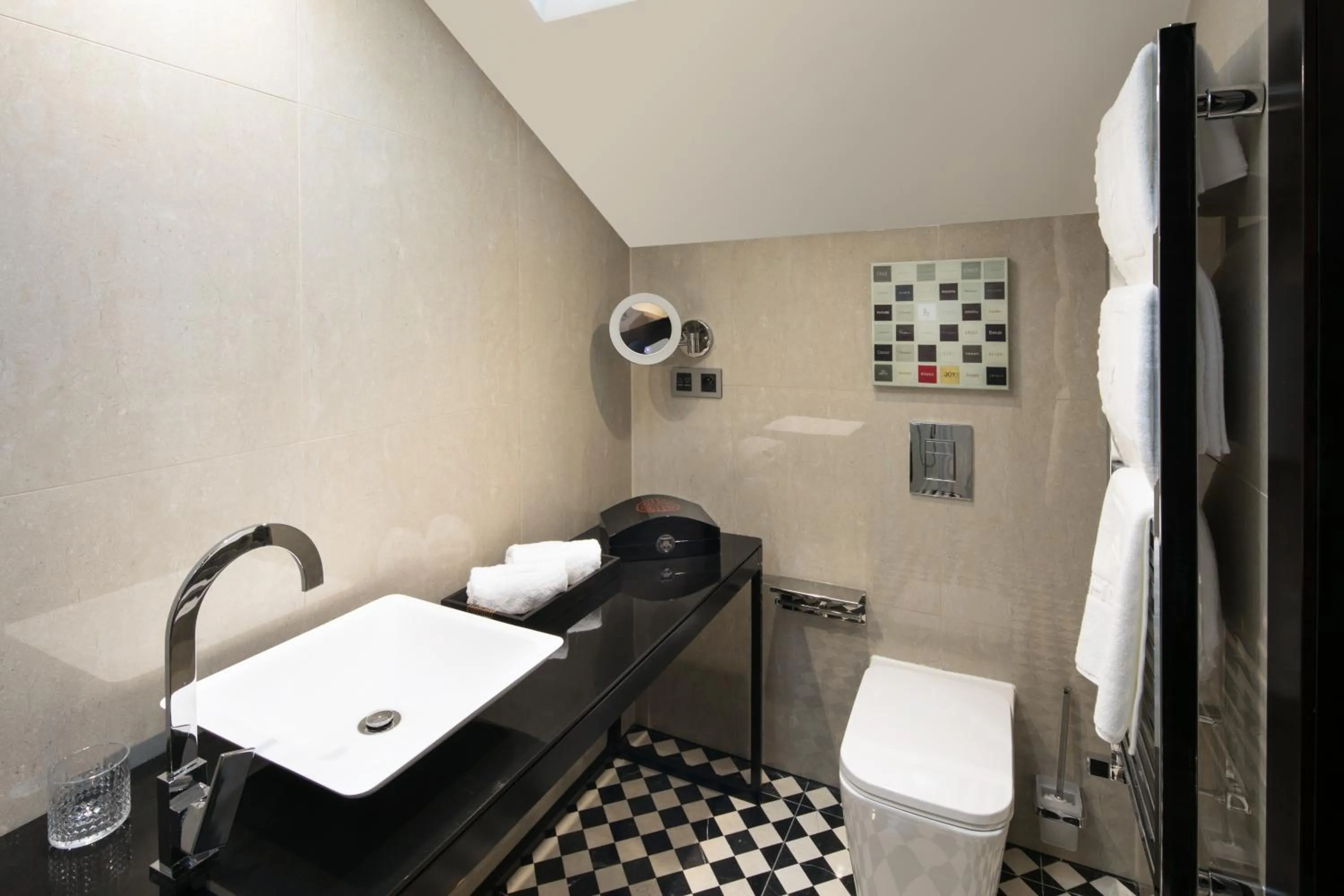 Toilet in Quentin Prague Hotel