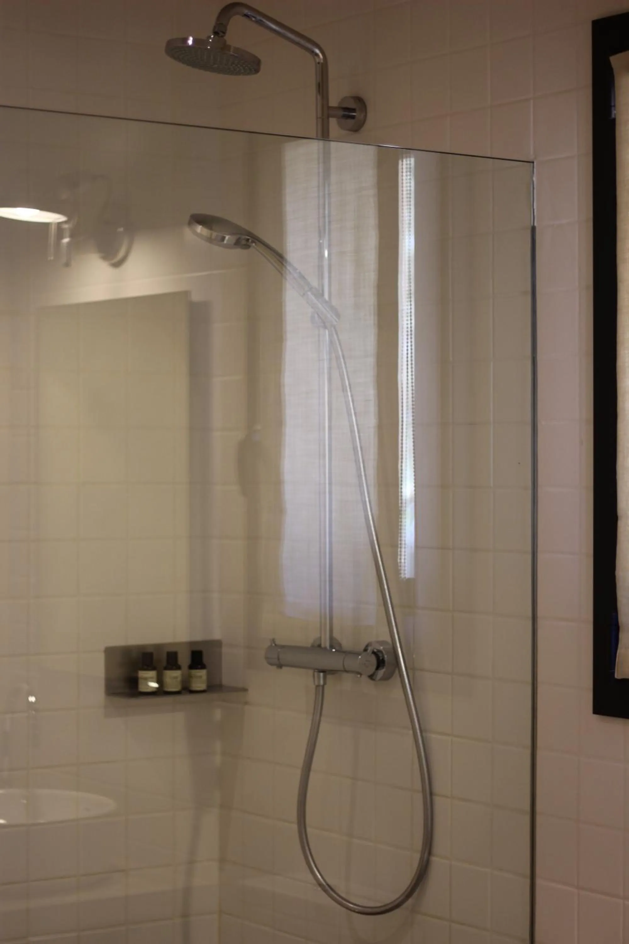 Shower in Hotel Fundació L'Olivar