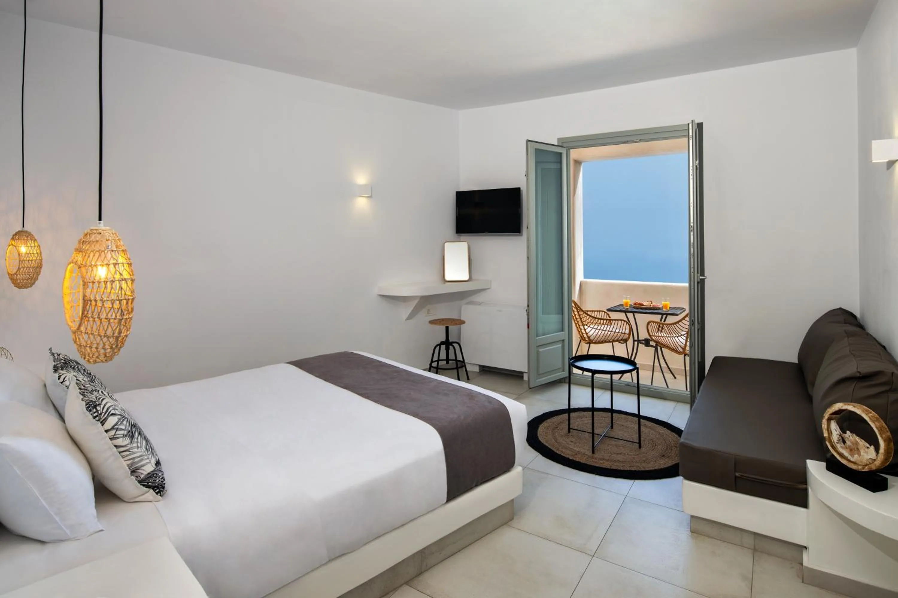 Photo of the whole room, Bed in Seven Suites