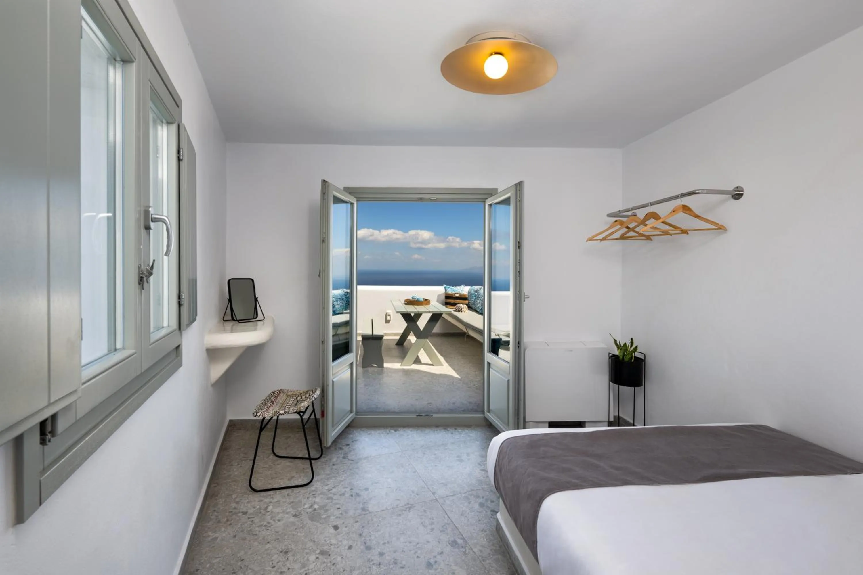 Photo of the whole room, Bed in Seven Suites