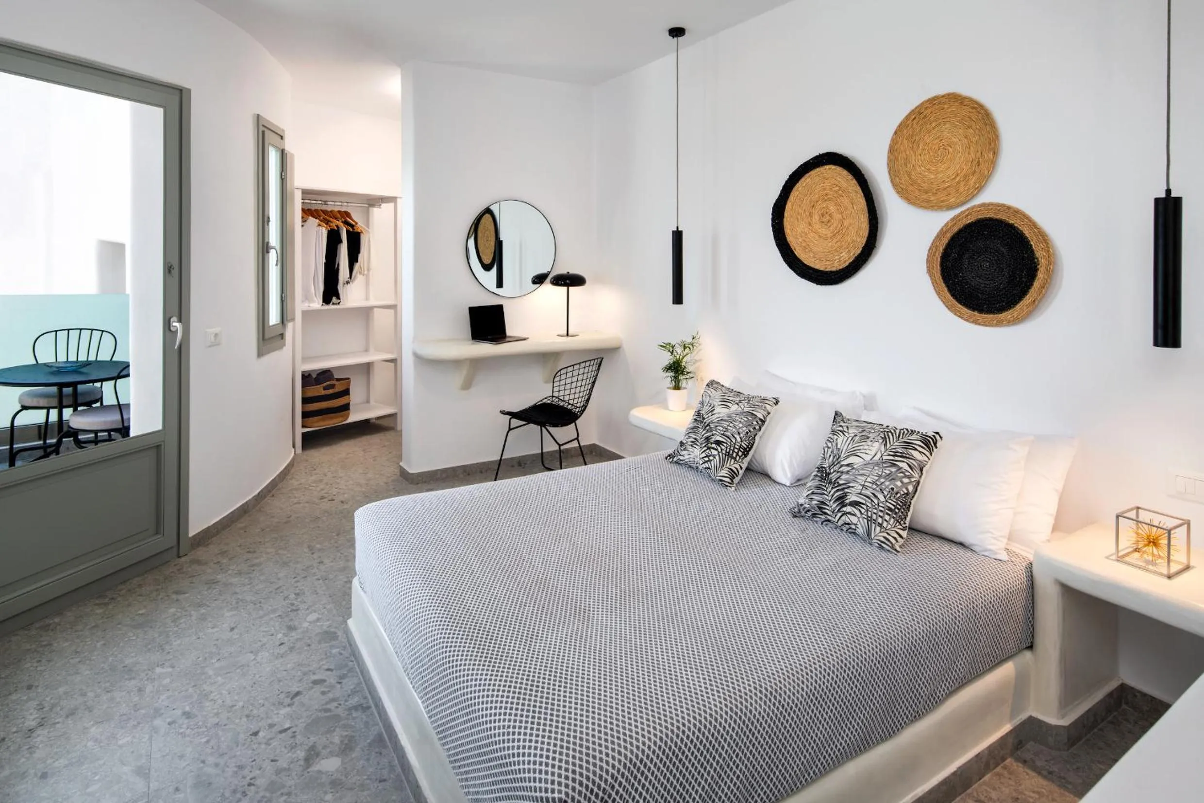 Photo of the whole room, Bed in Seven Suites