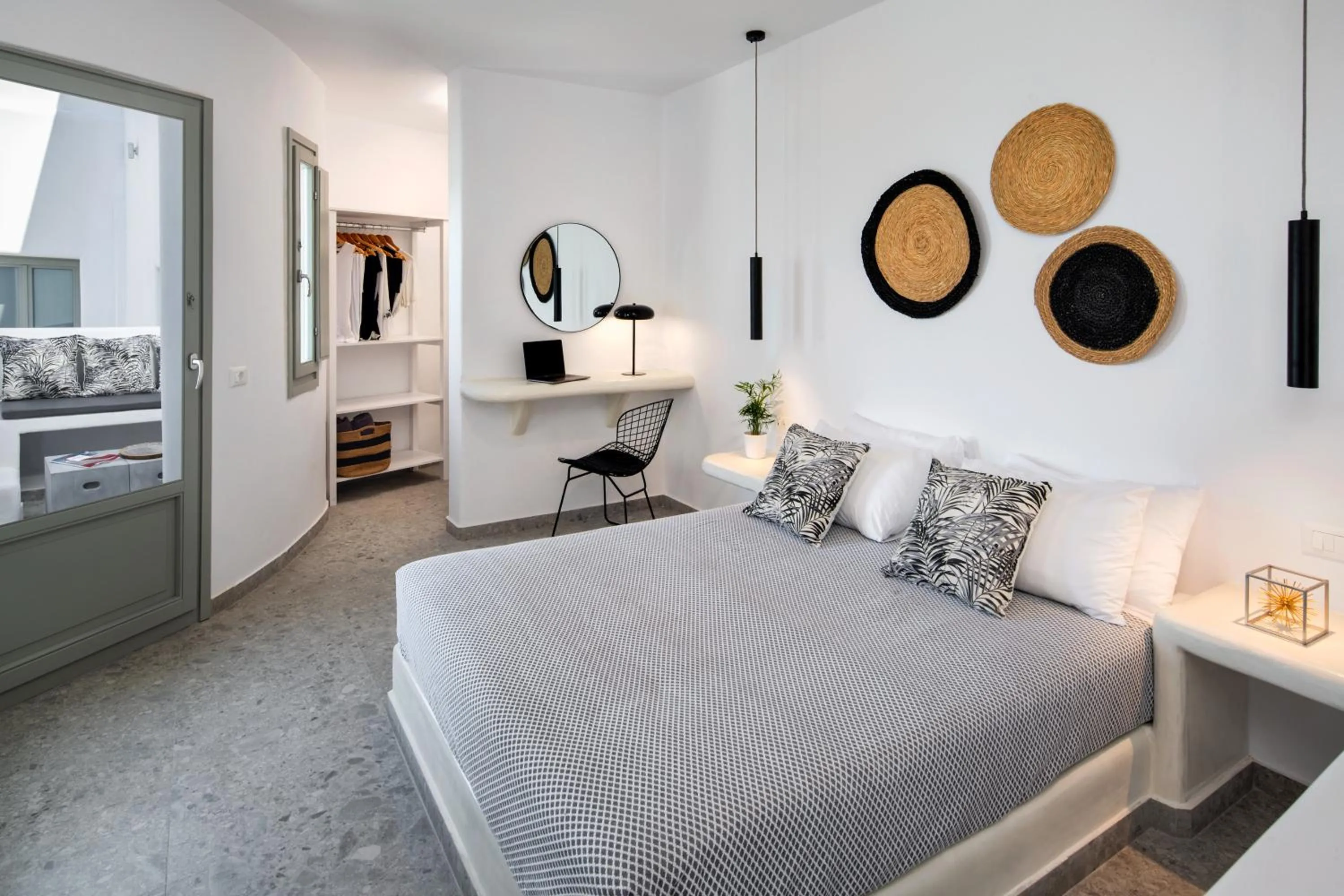 Photo of the whole room, Bed in Seven Suites