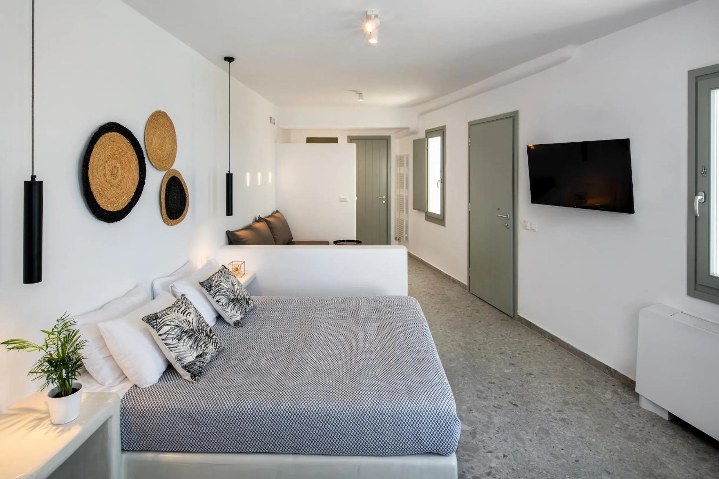 Photo of the whole room, Bed in Seven Suites