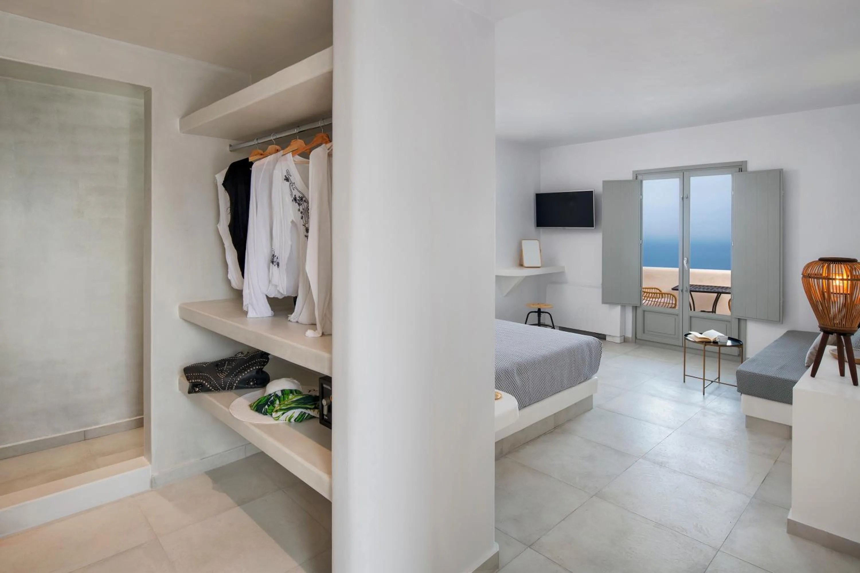 Photo of the whole room, Bed in Seven Suites