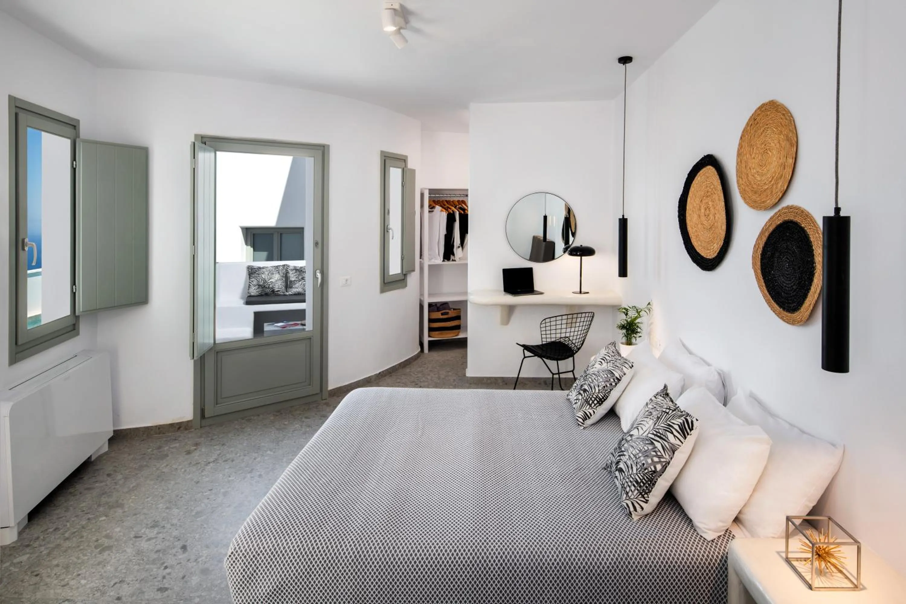 Photo of the whole room, Bed in Seven Suites