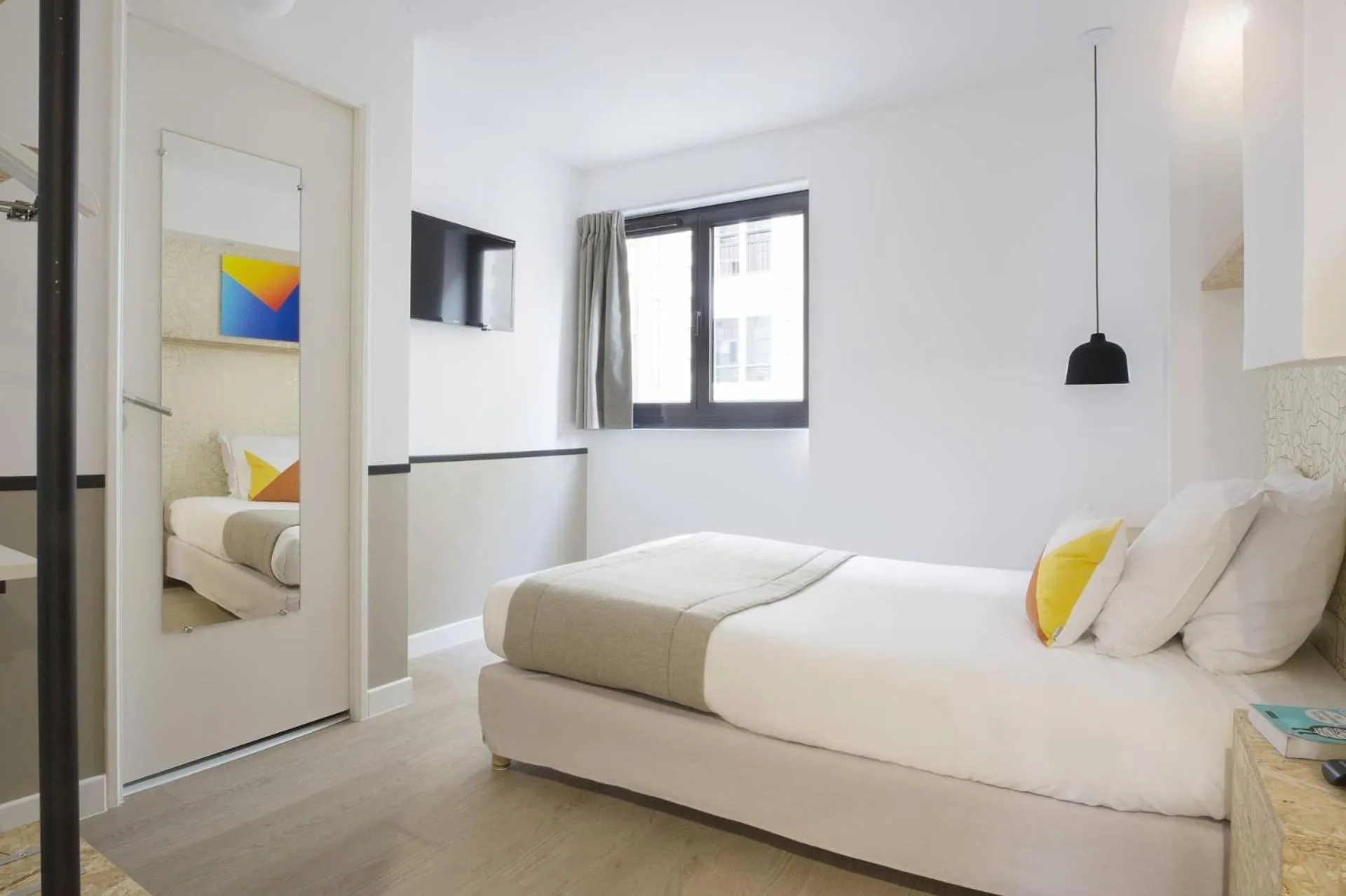 TV and multimedia, Bed in Hotel Izzy