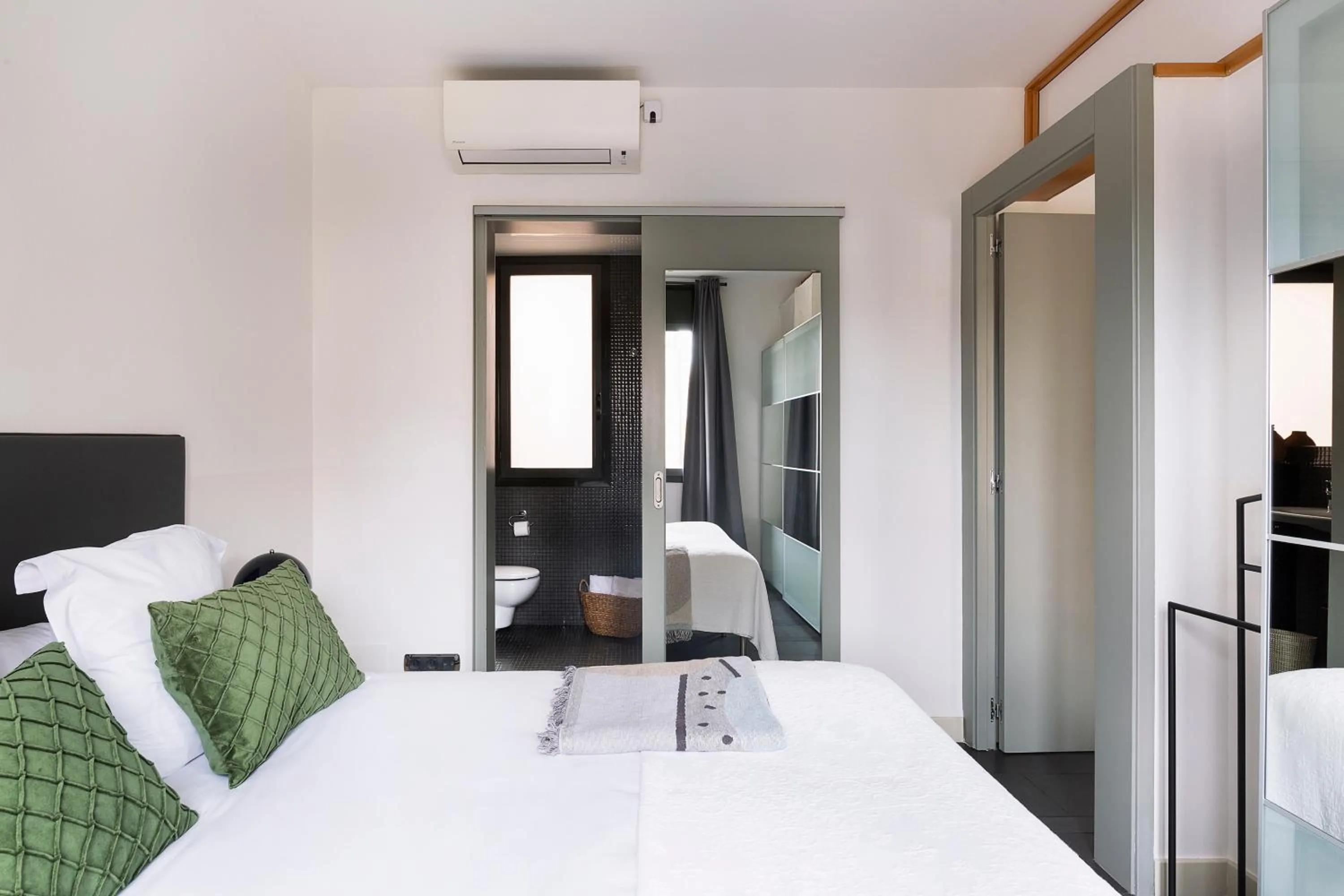 Photo of the whole room, Bed in C211 Barcelona - Simaba Group