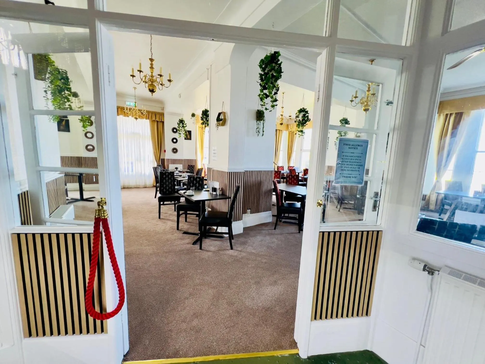 Restaurant/places to eat in Four Oaks Hotel