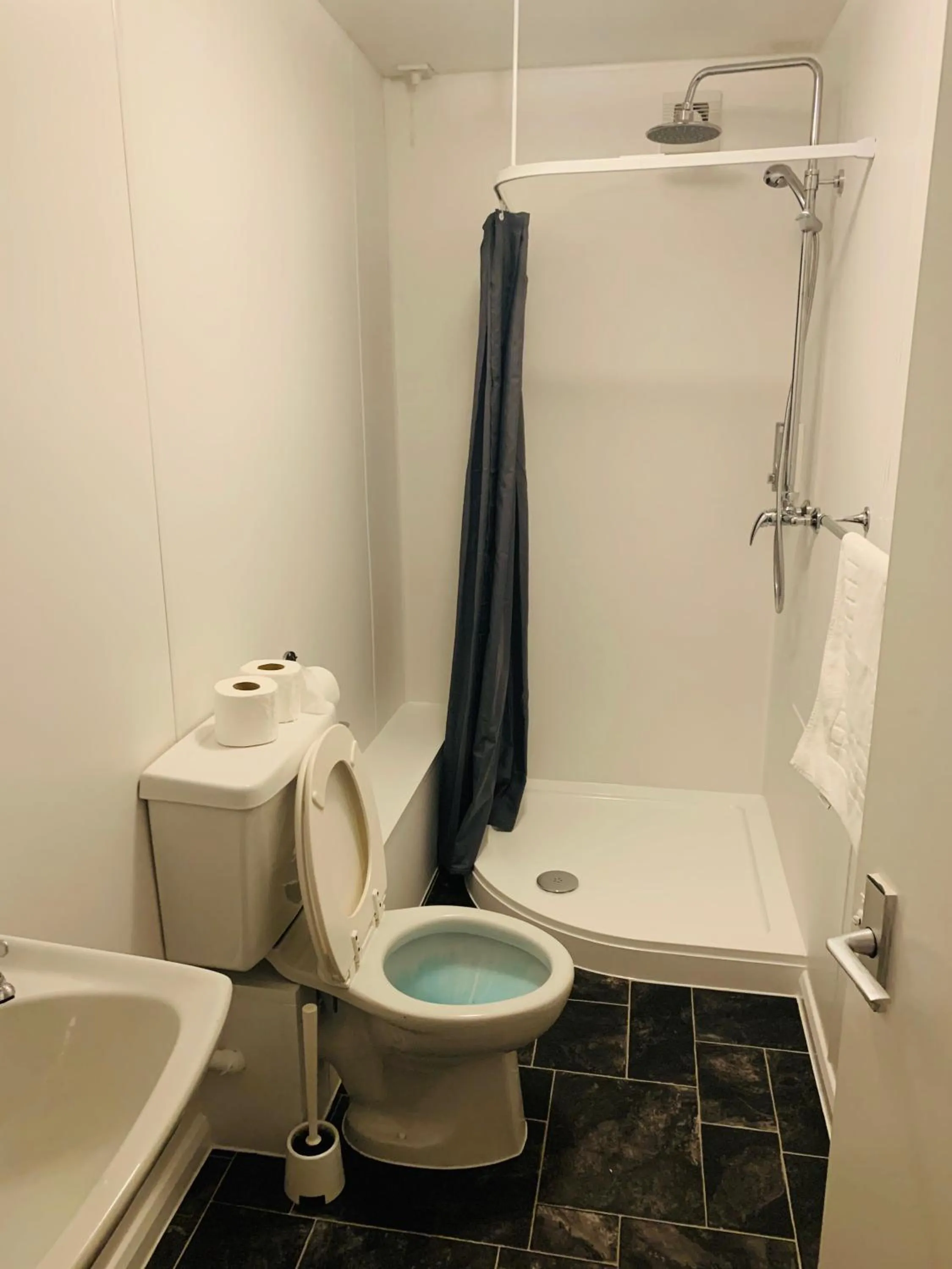 Shower in Four Oaks Hotel