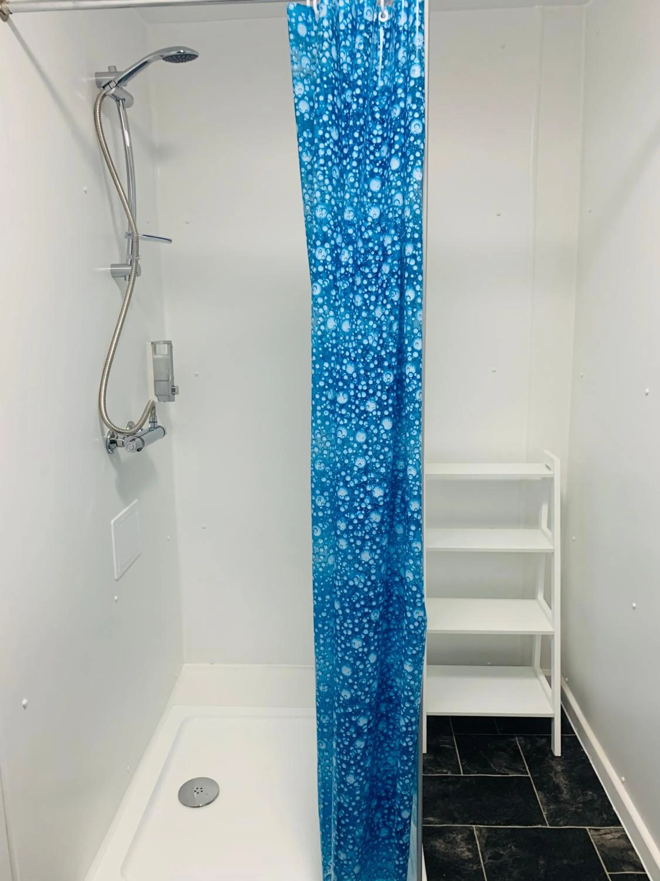 Shower in Four Oaks Hotel