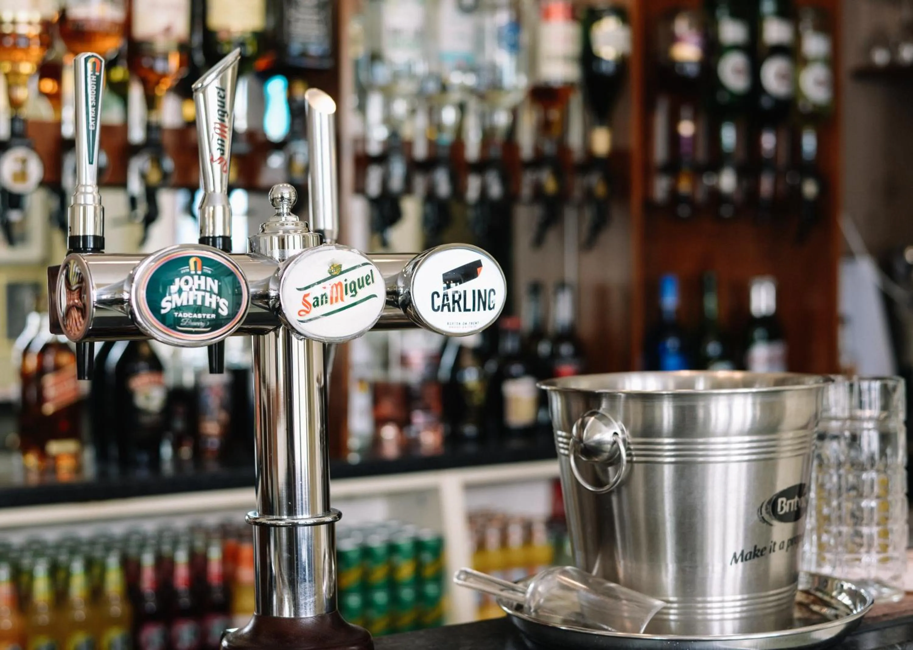 Lounge or bar in Four Oaks Hotel