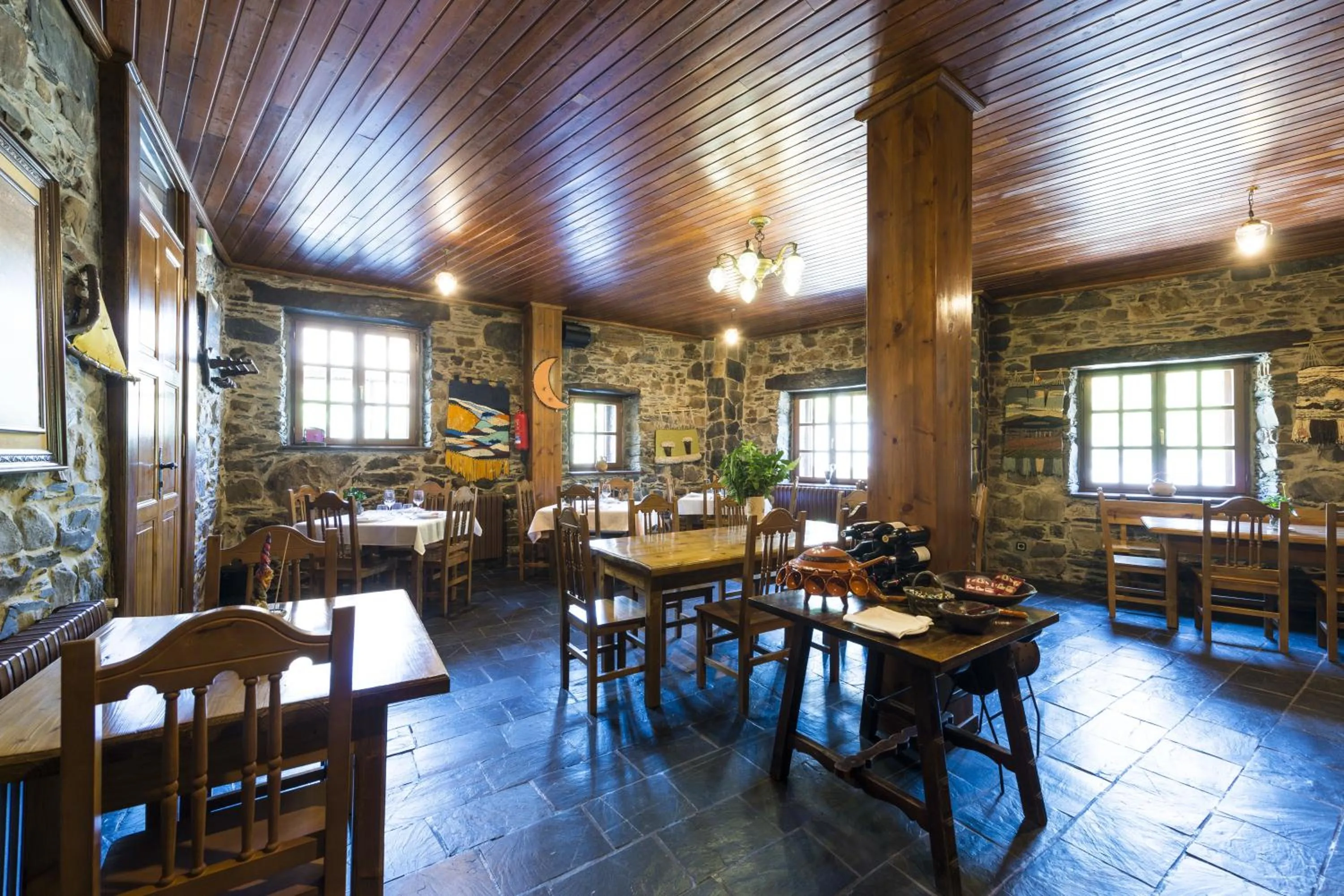 Restaurant/places to eat in Hotel Rural Valle de Ancares