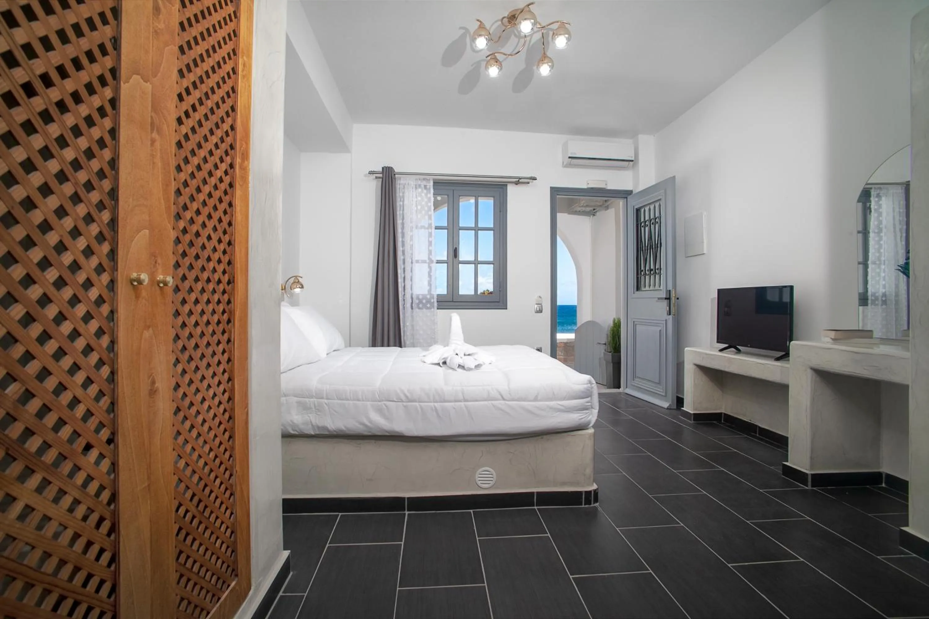 Photo of the whole room, Bed in Beach Houses Santorini