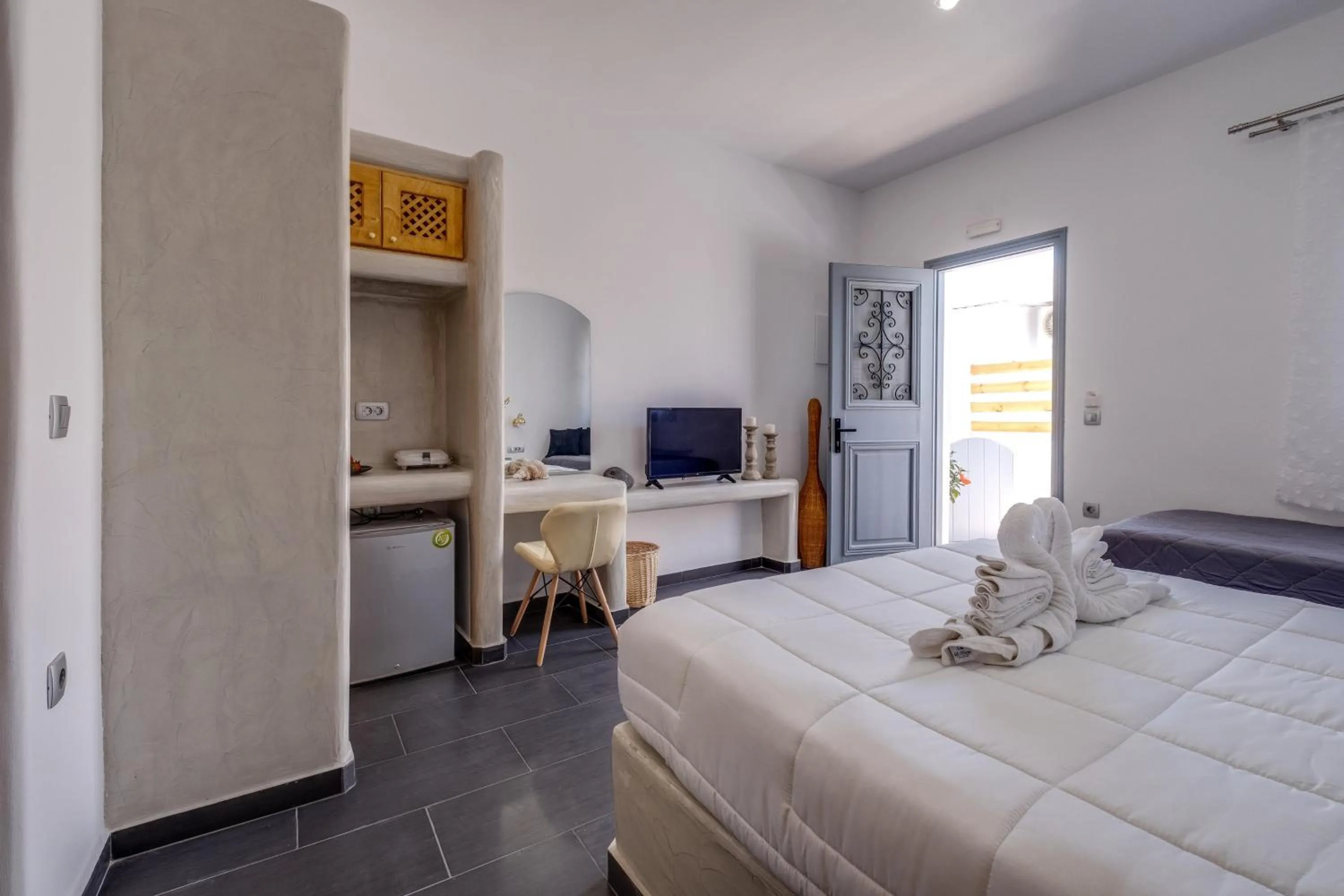 Photo of the whole room, Bed in Beach Houses Santorini