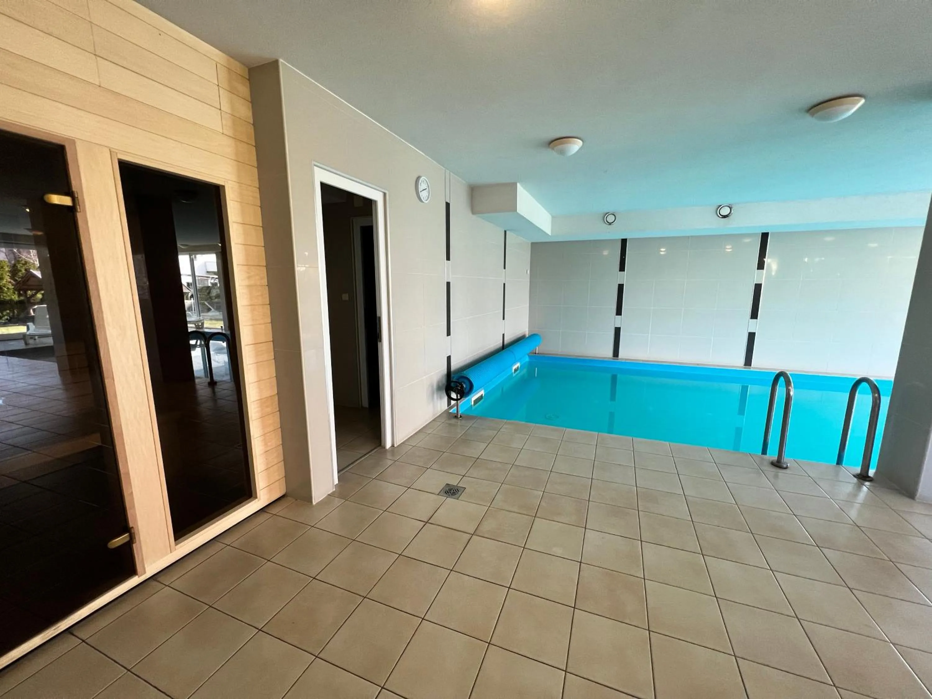 Swimming pool, Bed in Wellness Dorina