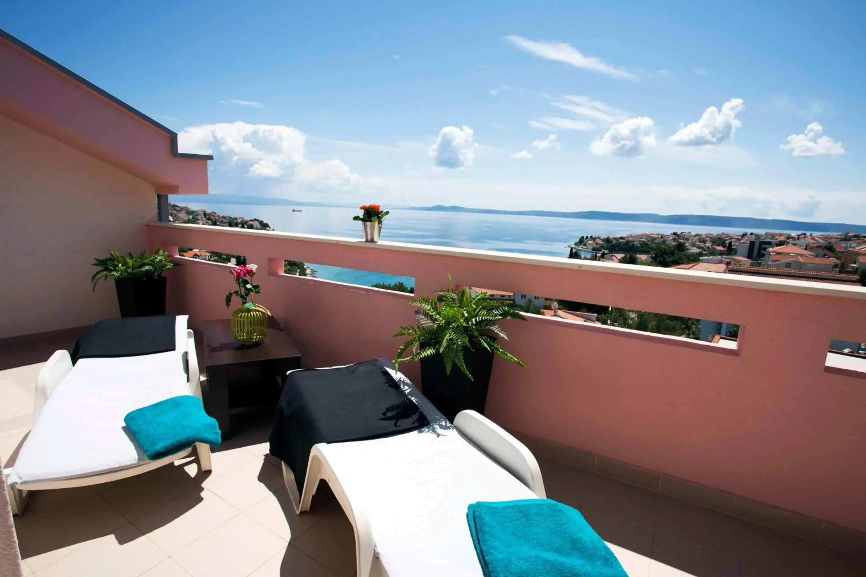 Penthouse Christina with Pool - Large Sunny Terrace - Seaview - 250m to Beach and Restaurants - Free Parking - Trogir and Ciovo - 15 minutes to airport Penthouse Christina with Pool - Large Sunny Terrace - Seaview - 250m to Beach and Restaurants - Free Parking - Trogir and Ciovo - 15 minutes to airport