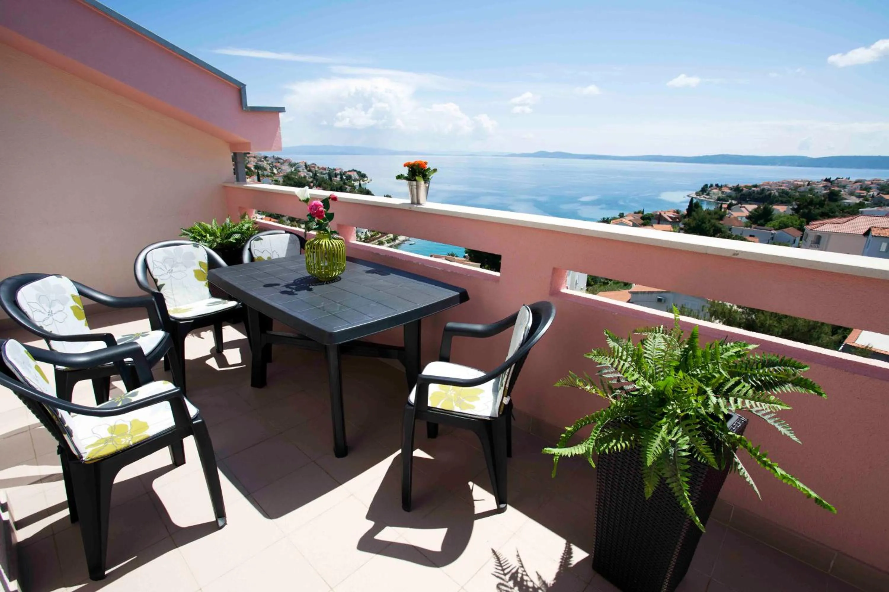 Penthouse Christina with Pool - Large Sunny Terrace - Seaview - 250m to Beach and Restaurants - Free Parking - Trogir and Ciovo - 15 minutes to airport