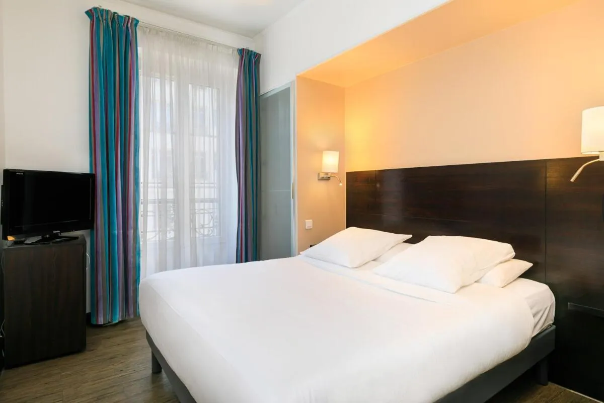 Bed in Hotel Florence Nice