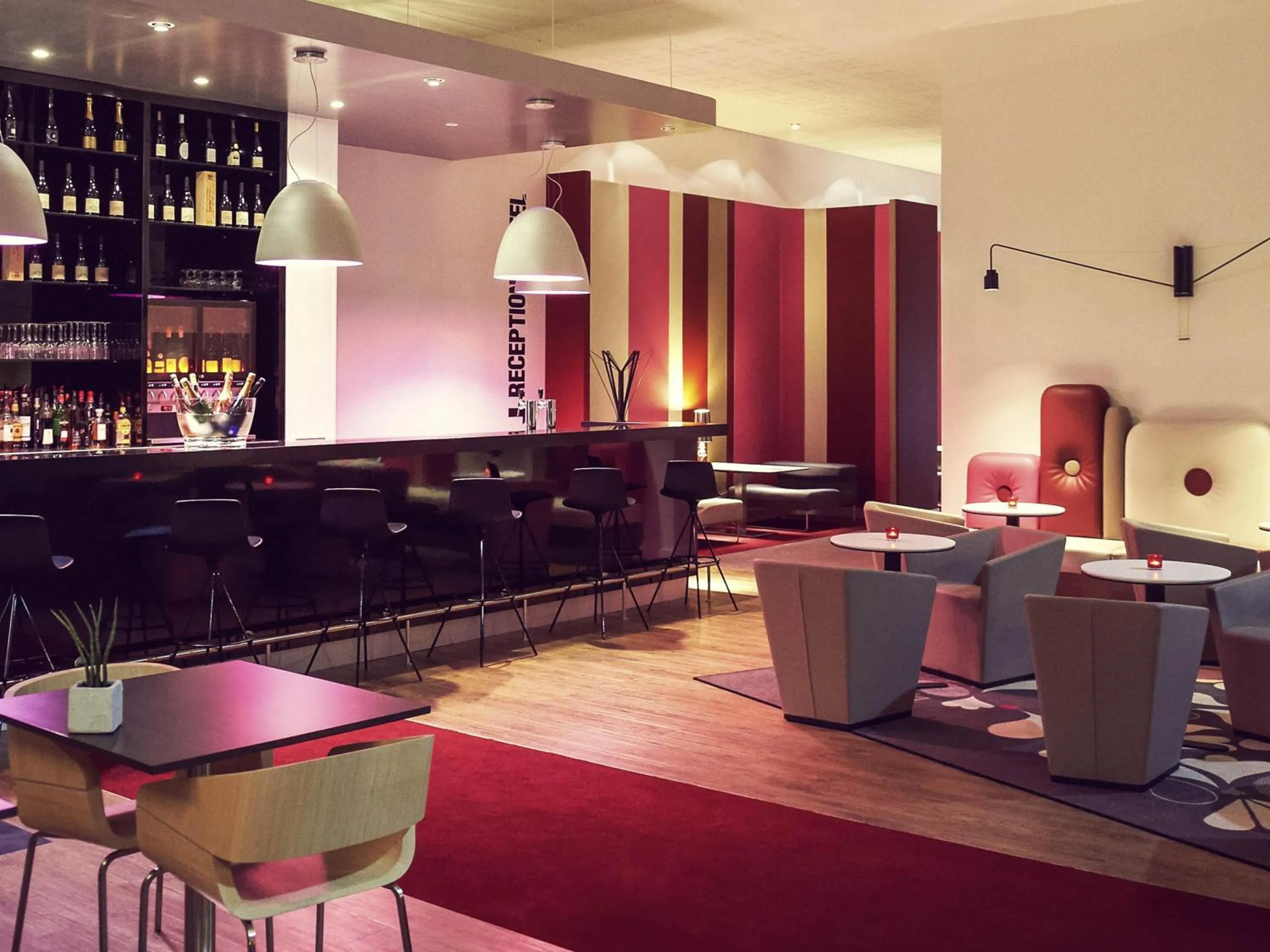 Lounge or bar in Mercure Cholet Centre
