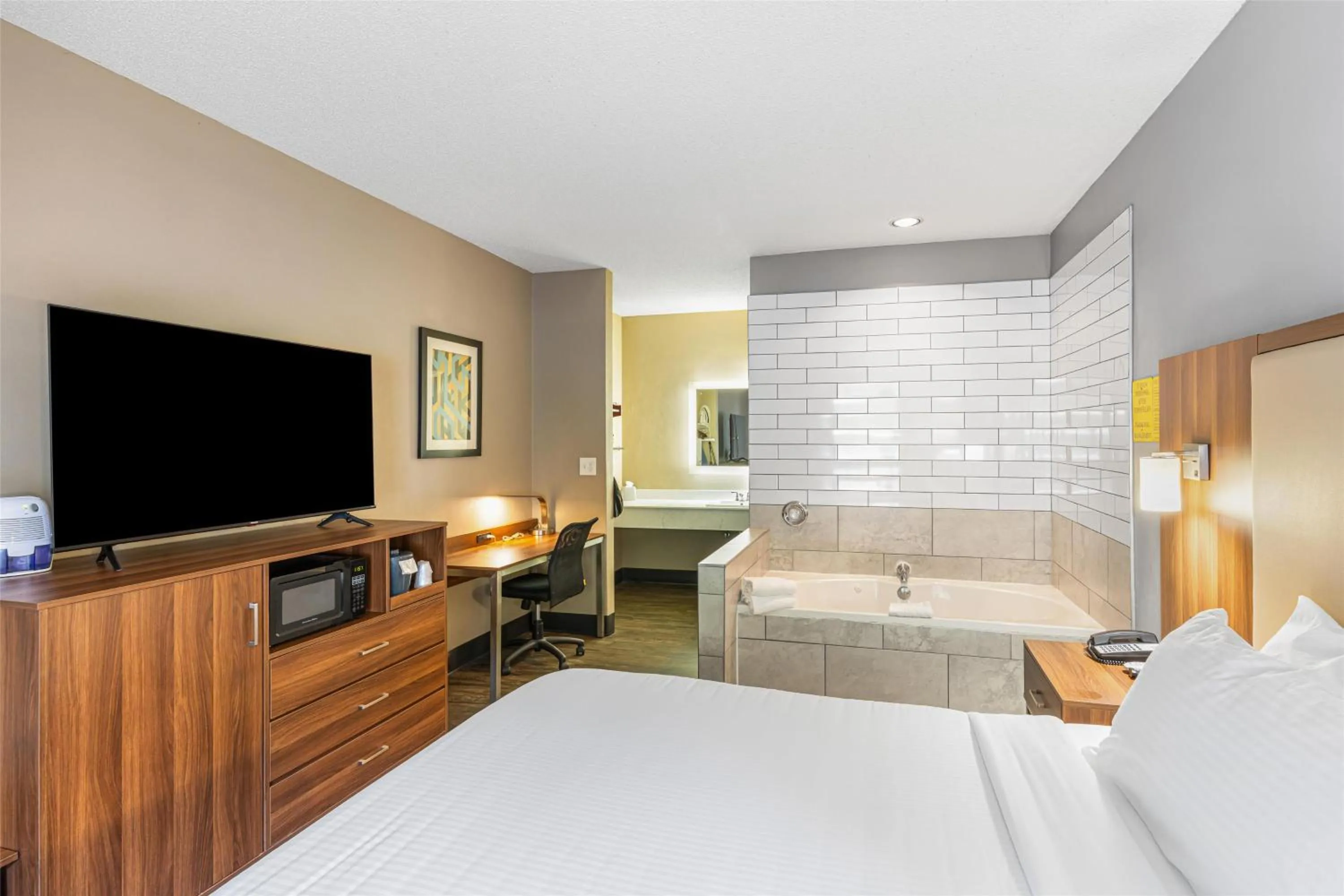 Bedroom, Bed in SureStay Hotel by Best Western Helen Downtown