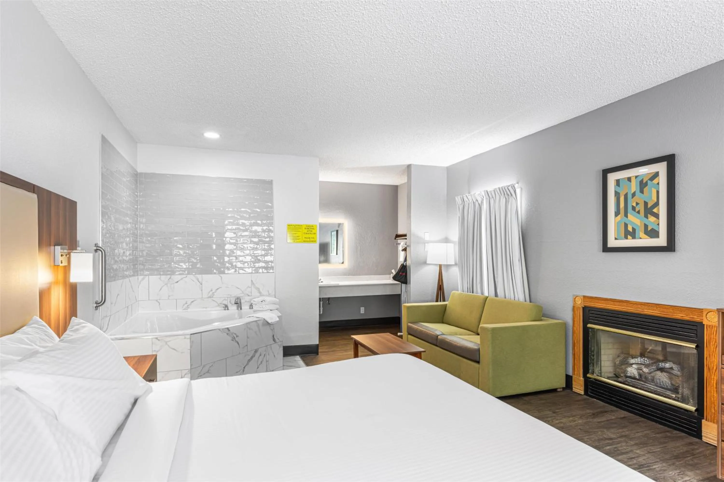 Bedroom, Bed in SureStay Hotel by Best Western Helen Downtown