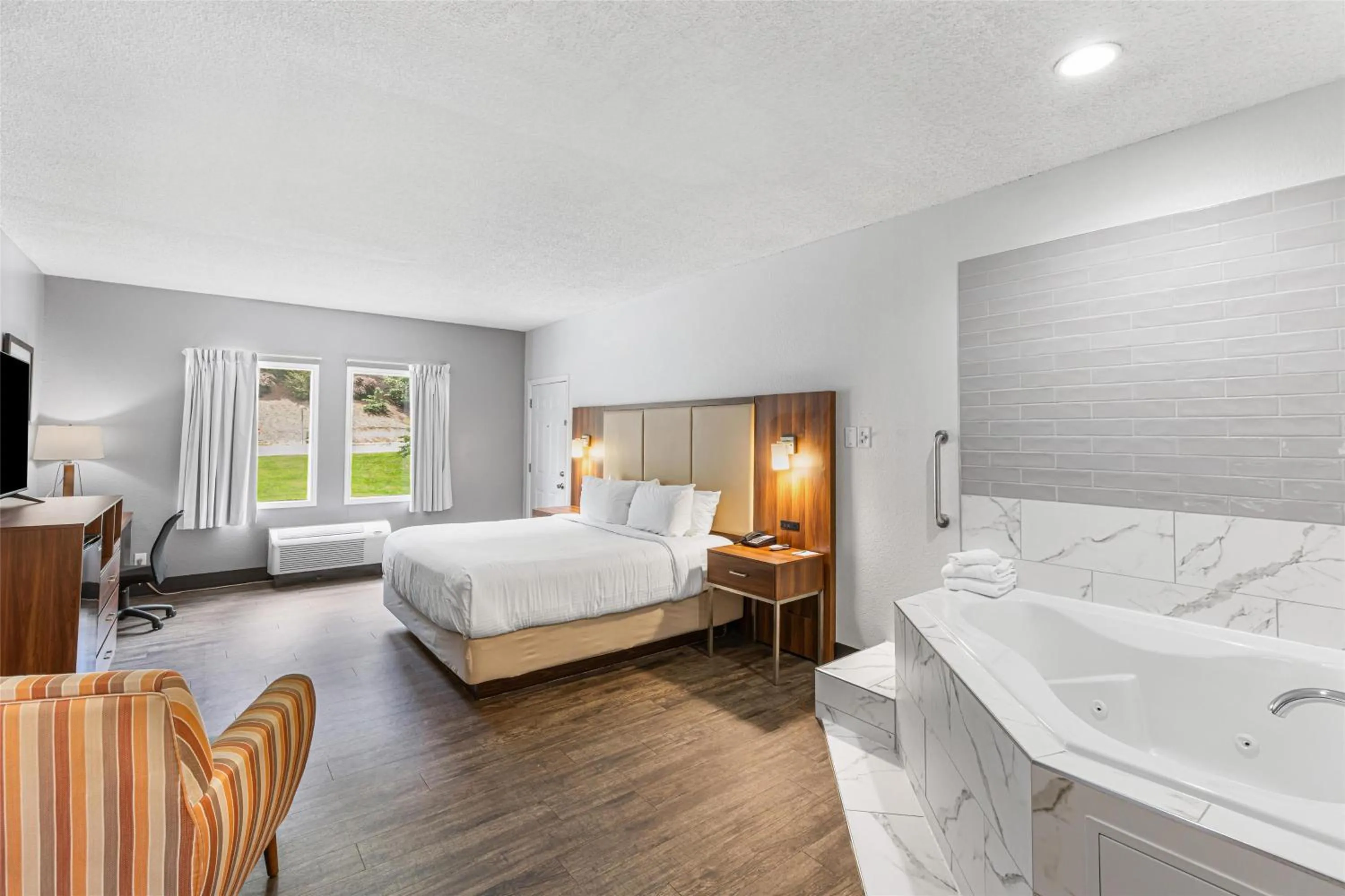 Bedroom, Bed in SureStay Hotel by Best Western Helen Downtown